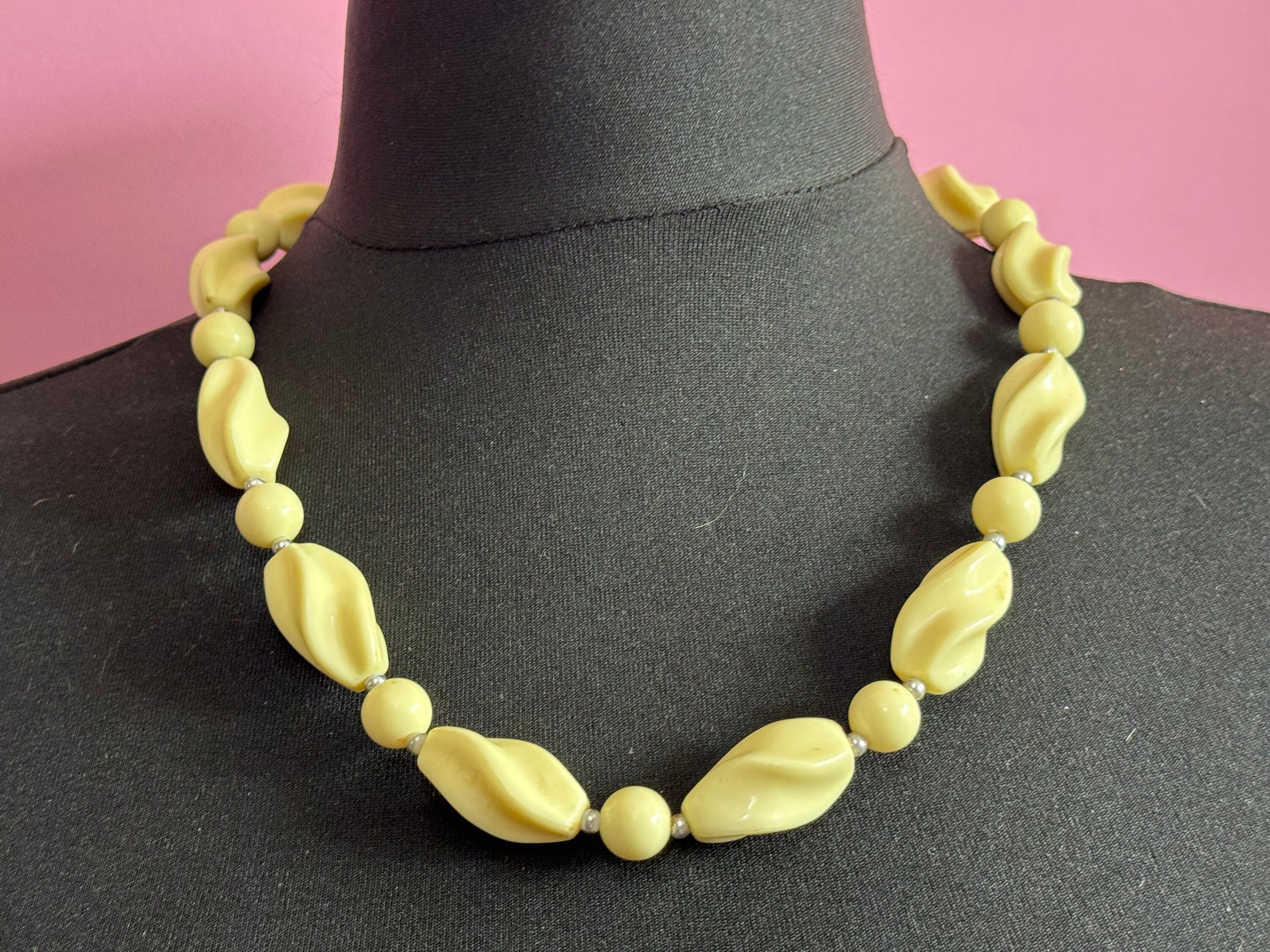 Vintage chunky plastic cream large beaded necklace 1970s 1980s 60cm
