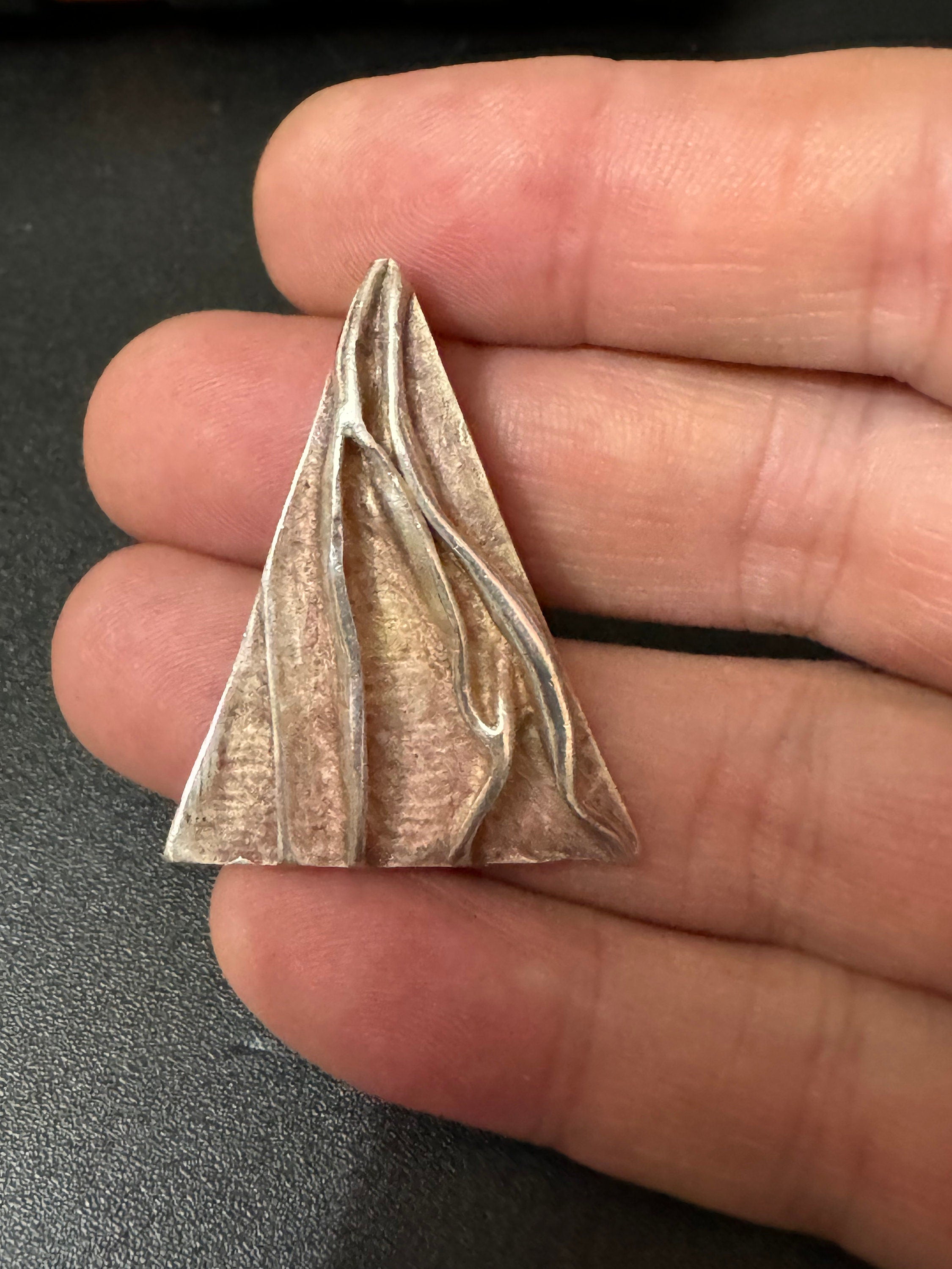 Vintage 925 sterling silver triangular abstract Modernist textured pendant 8.6 grams 3.7cm