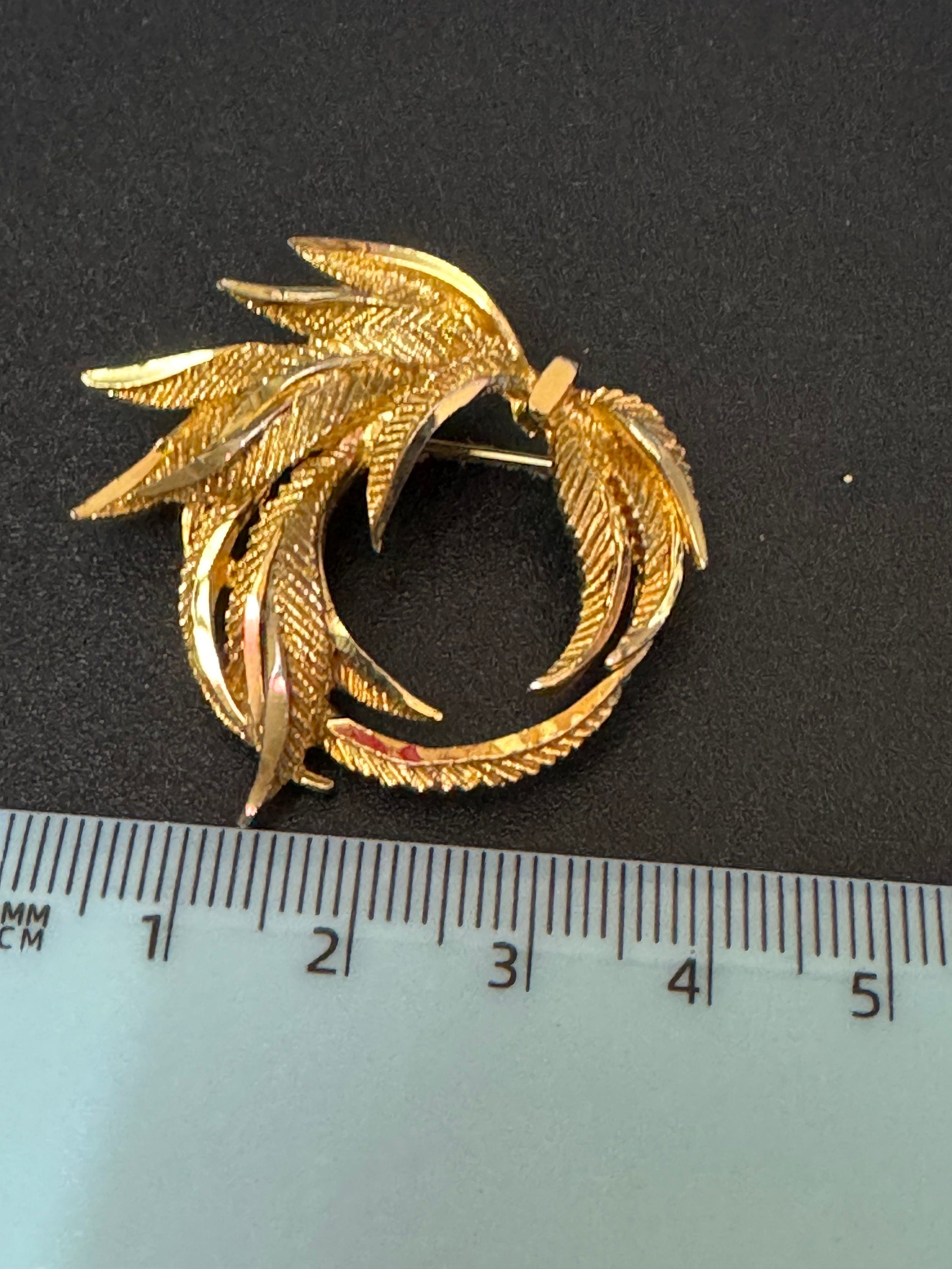 Gold tone textured abstract leaf brooch 5.5cm vintage 1950s