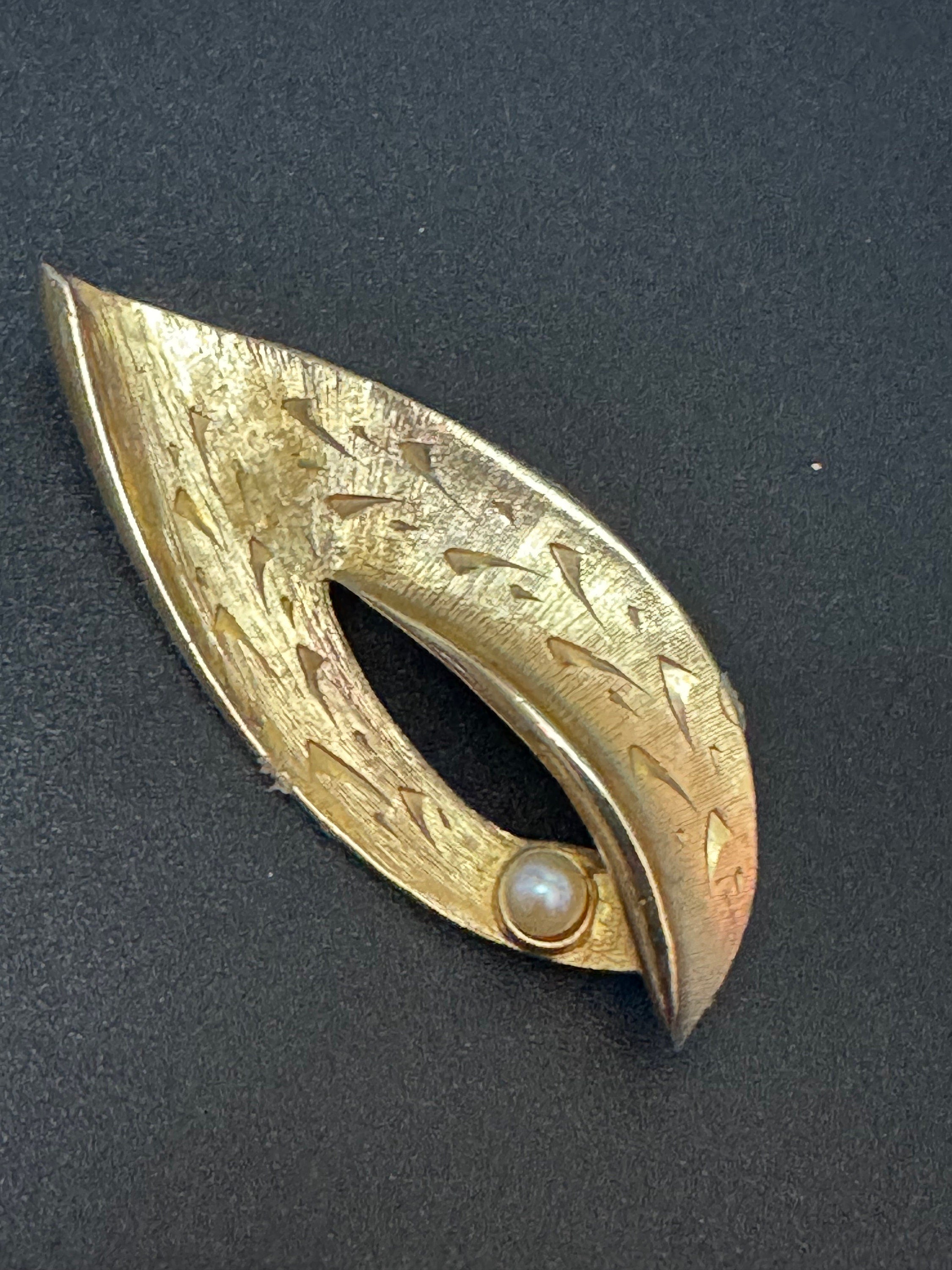 Gold tone textured leaf brooch with faux pearl 7cm Large vintage 1950s