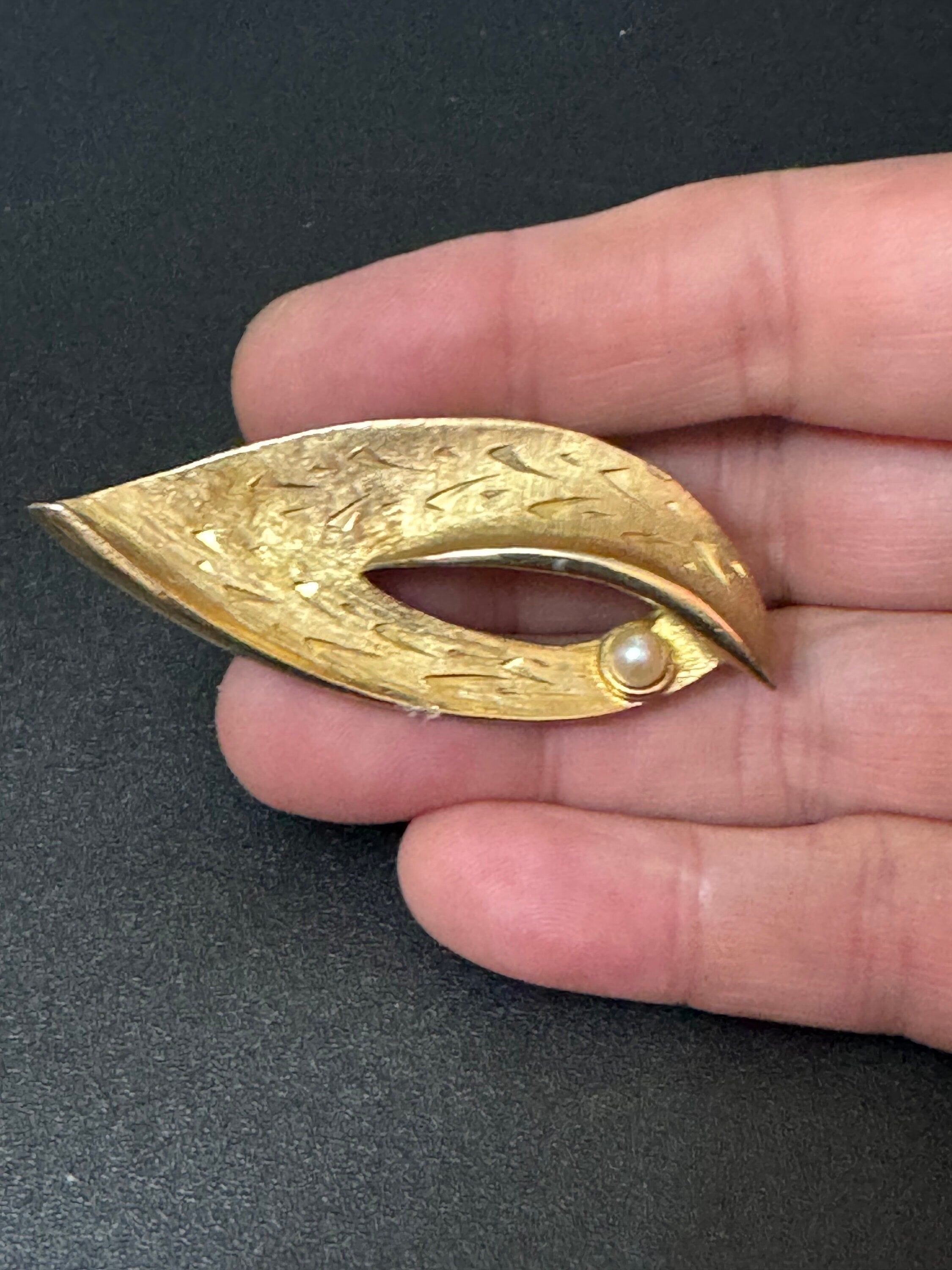 Gold tone textured leaf brooch with faux pearl 7cm Large vintage 1950s