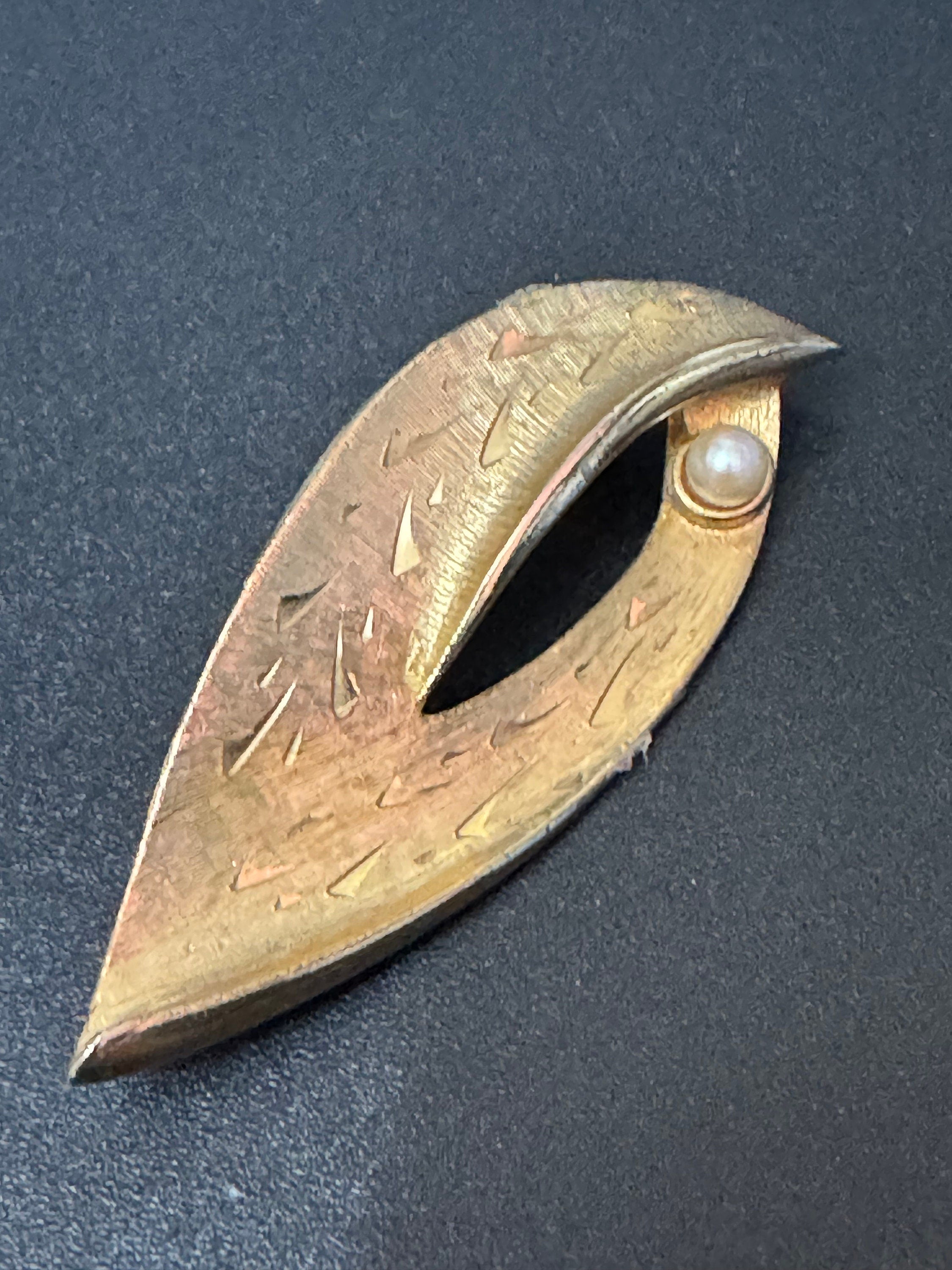 Gold tone textured leaf brooch with faux pearl 7cm Large vintage 1950s