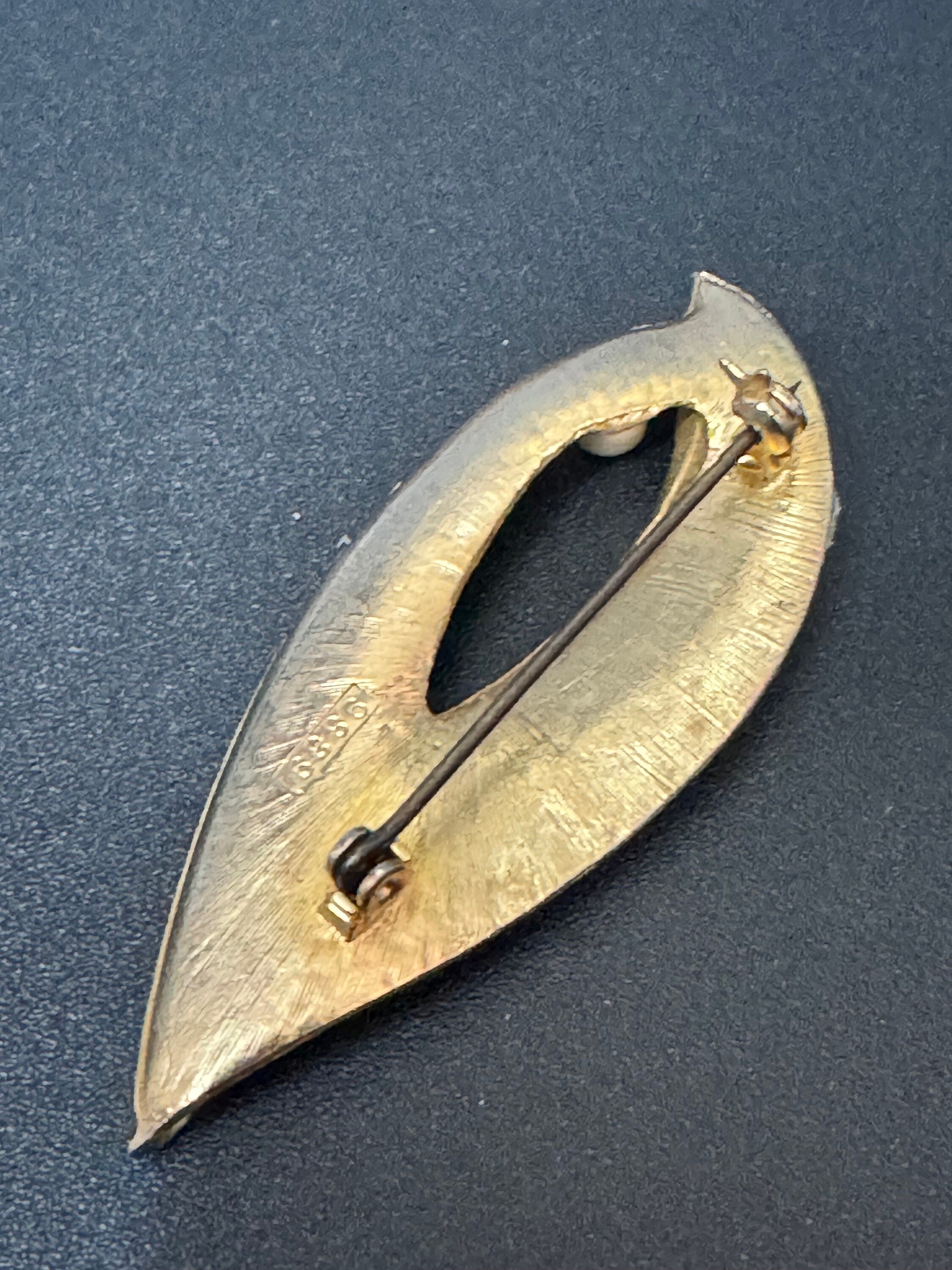 Gold tone textured leaf brooch with faux pearl 7cm Large vintage 1950s