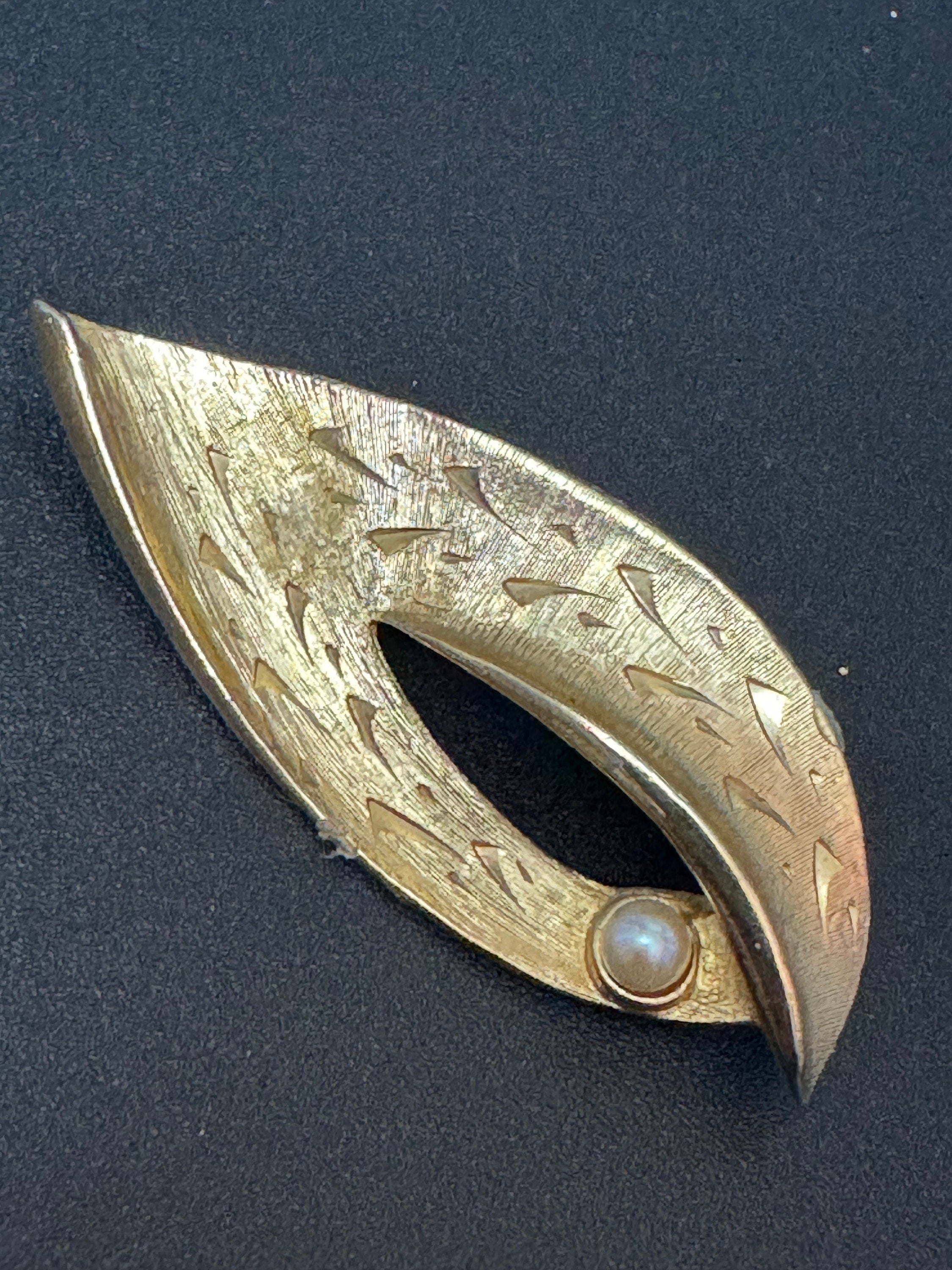 Gold tone textured leaf brooch with faux pearl 7cm Large vintage 1950s