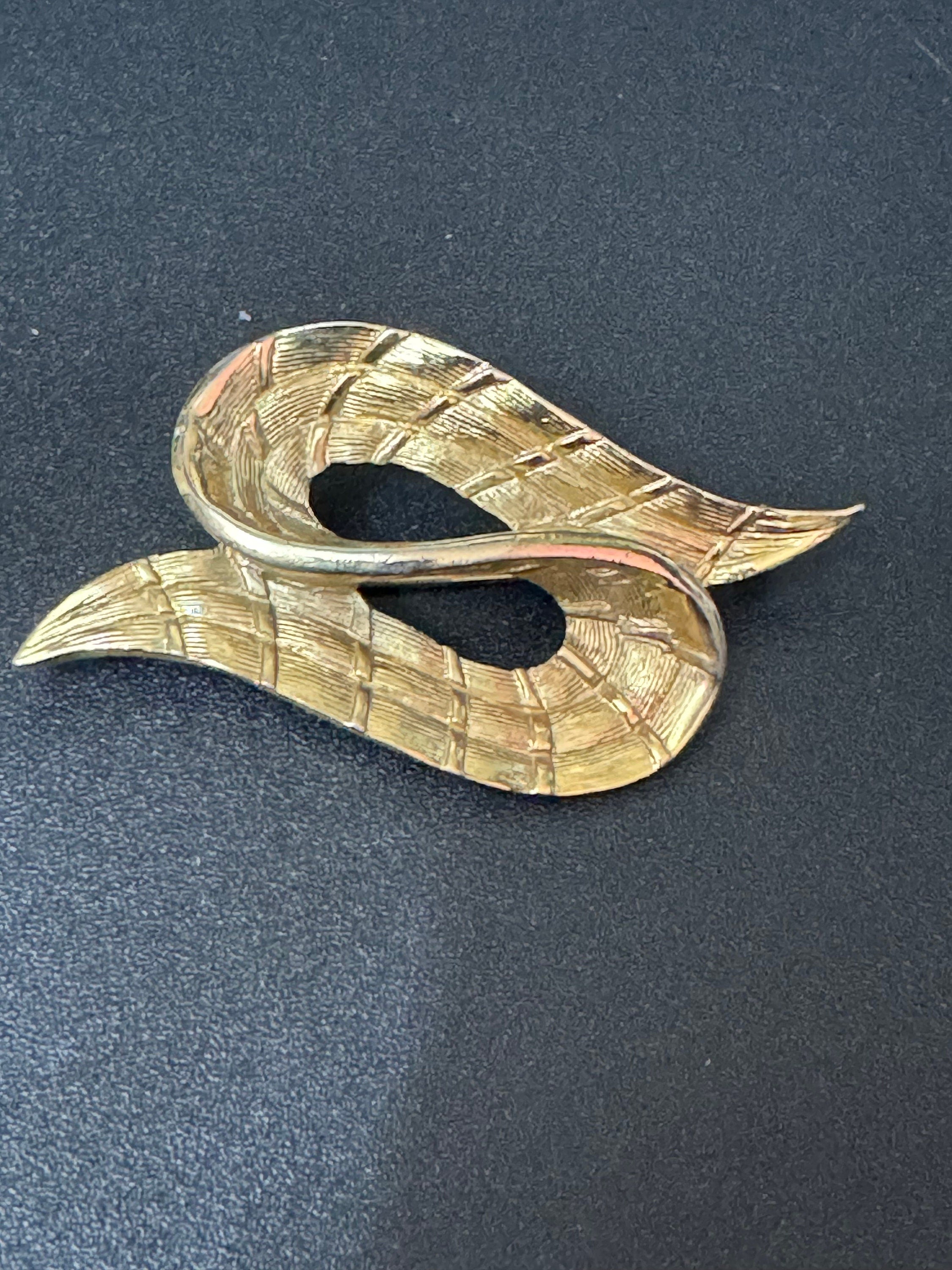 vintage modernist gold tone abstract swirl brooch 5cm