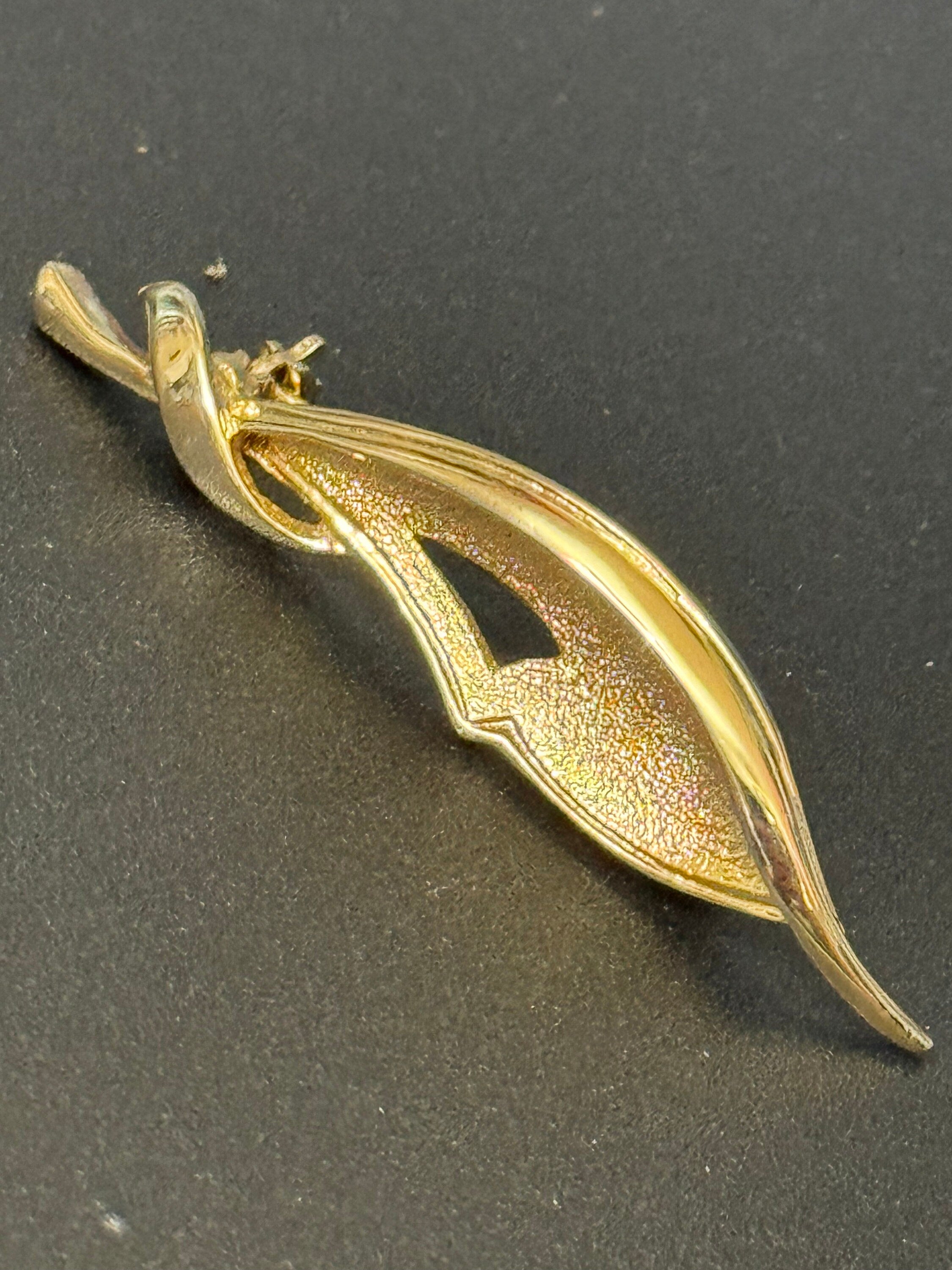 Dainty Gold tone textured leaf brooch vintage 1950s