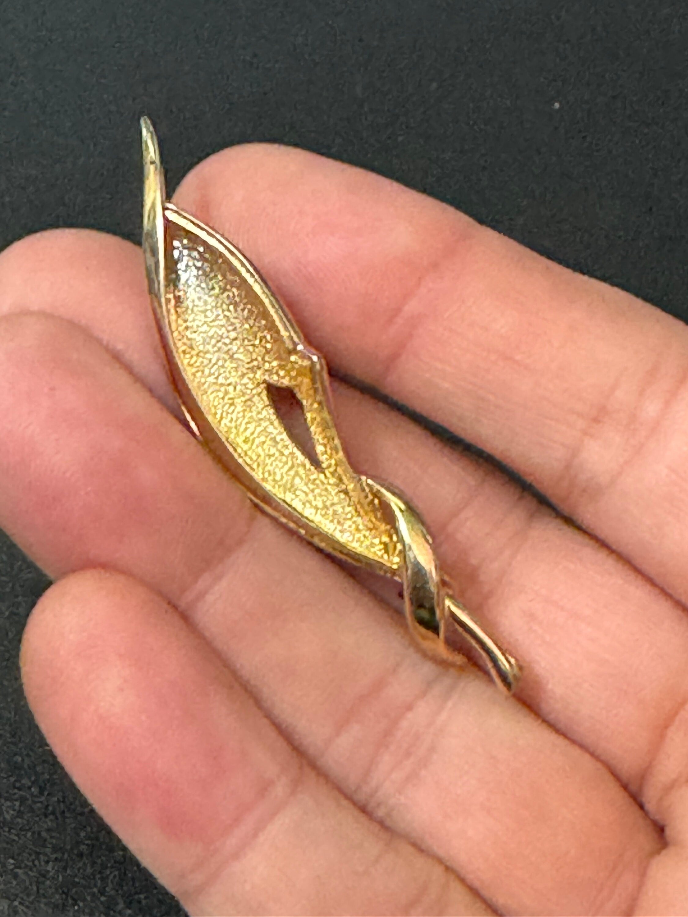 Dainty Gold tone textured leaf brooch vintage 1950s