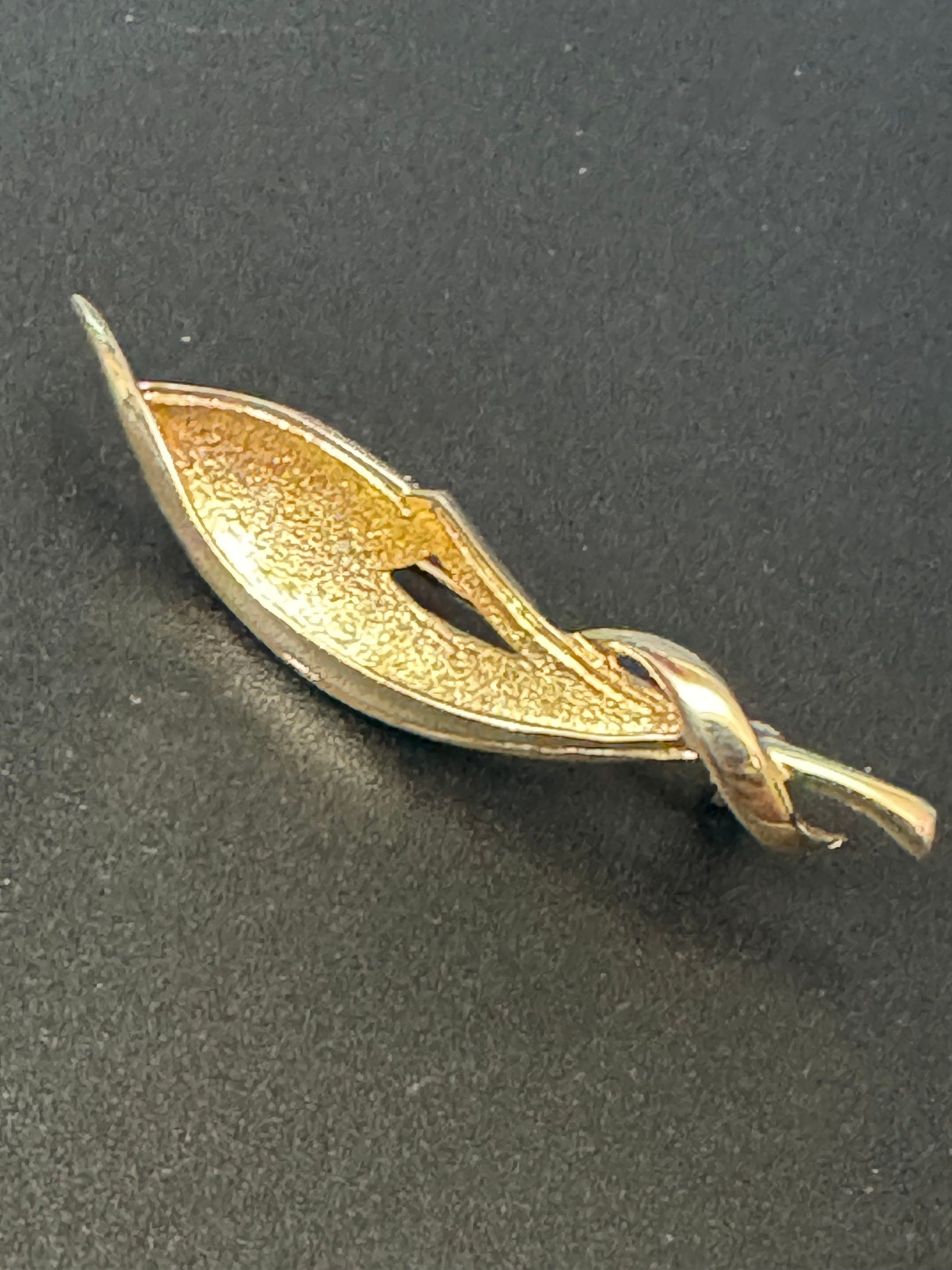 Dainty Gold tone textured leaf brooch vintage 1950s