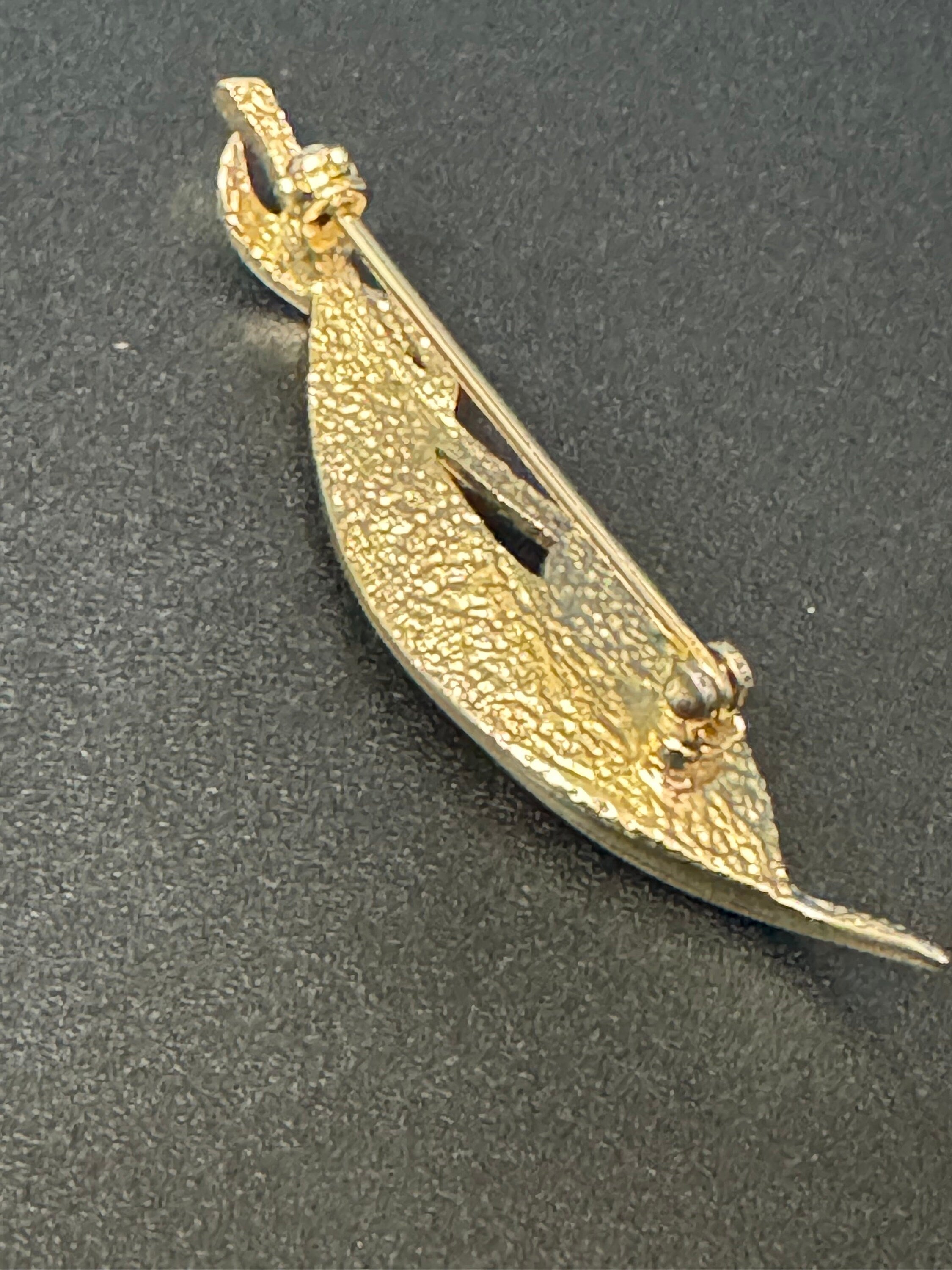 Dainty Gold tone textured leaf brooch vintage 1950s