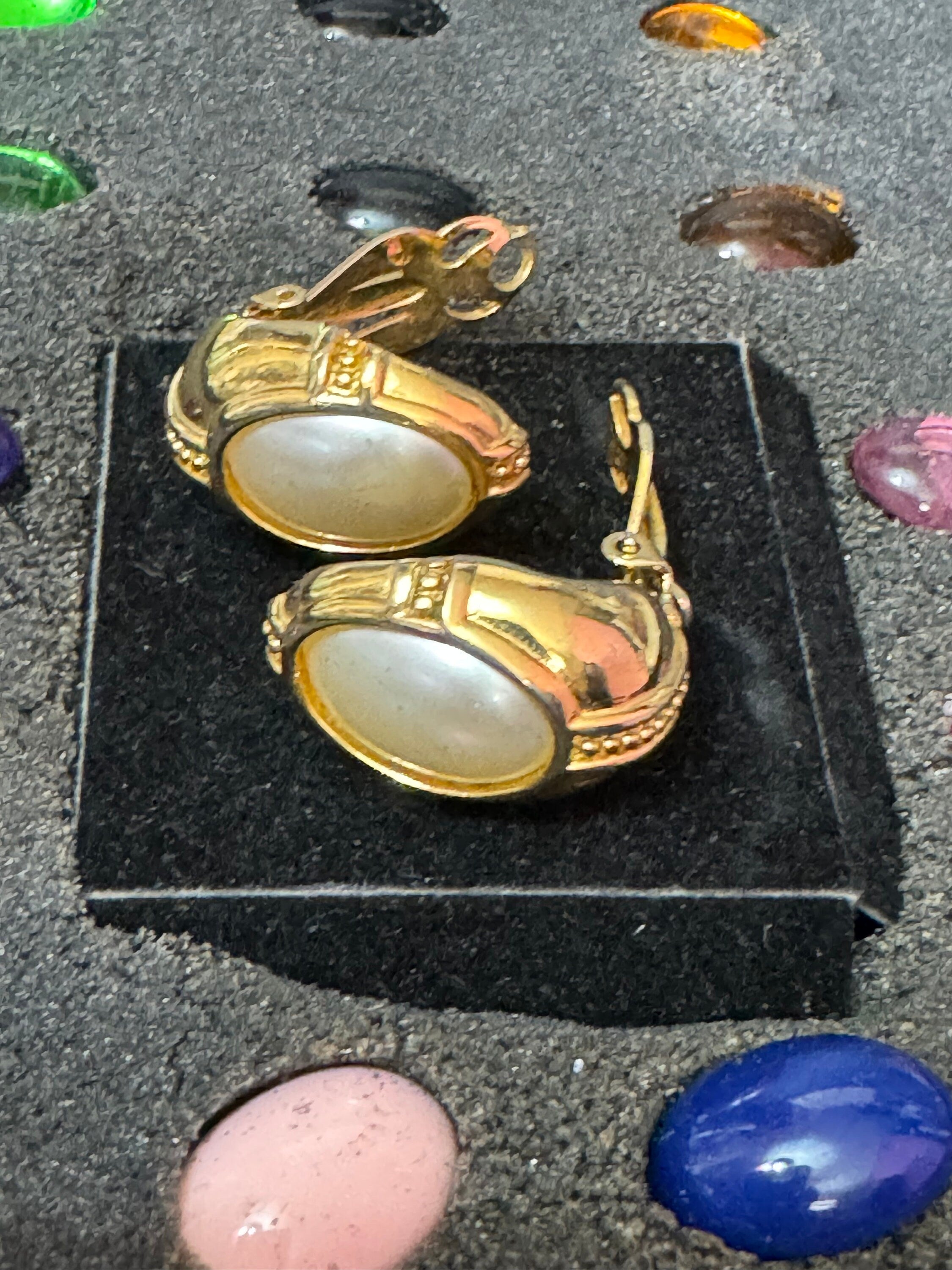 Signed Joan rivers collection of interchangeable cabochons gold tone clip on stud earrings  pearl amber emerald pink blue 10 colour as shown