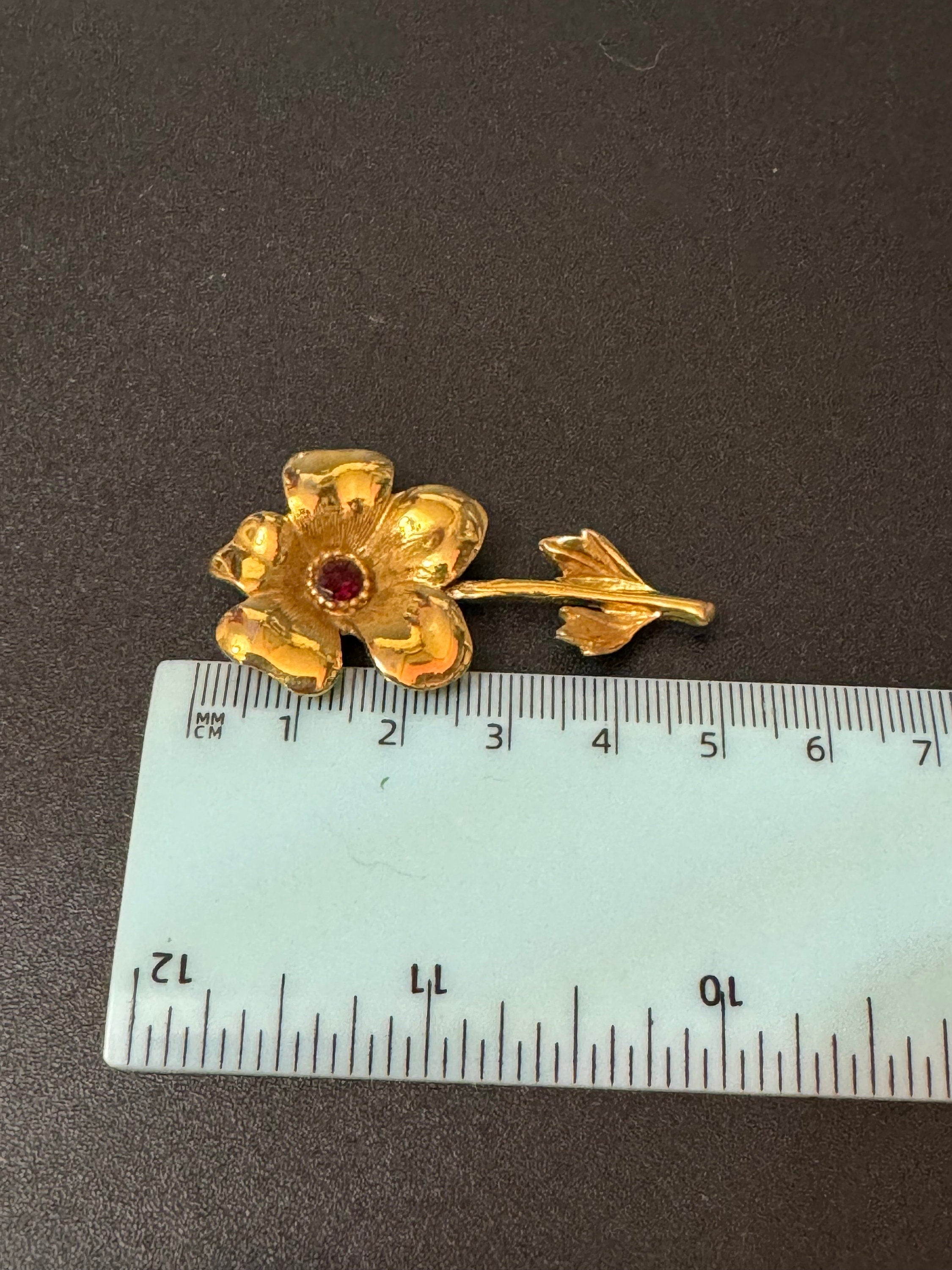 Vintage flower brooch with central ruby paste 5cm gold plated
