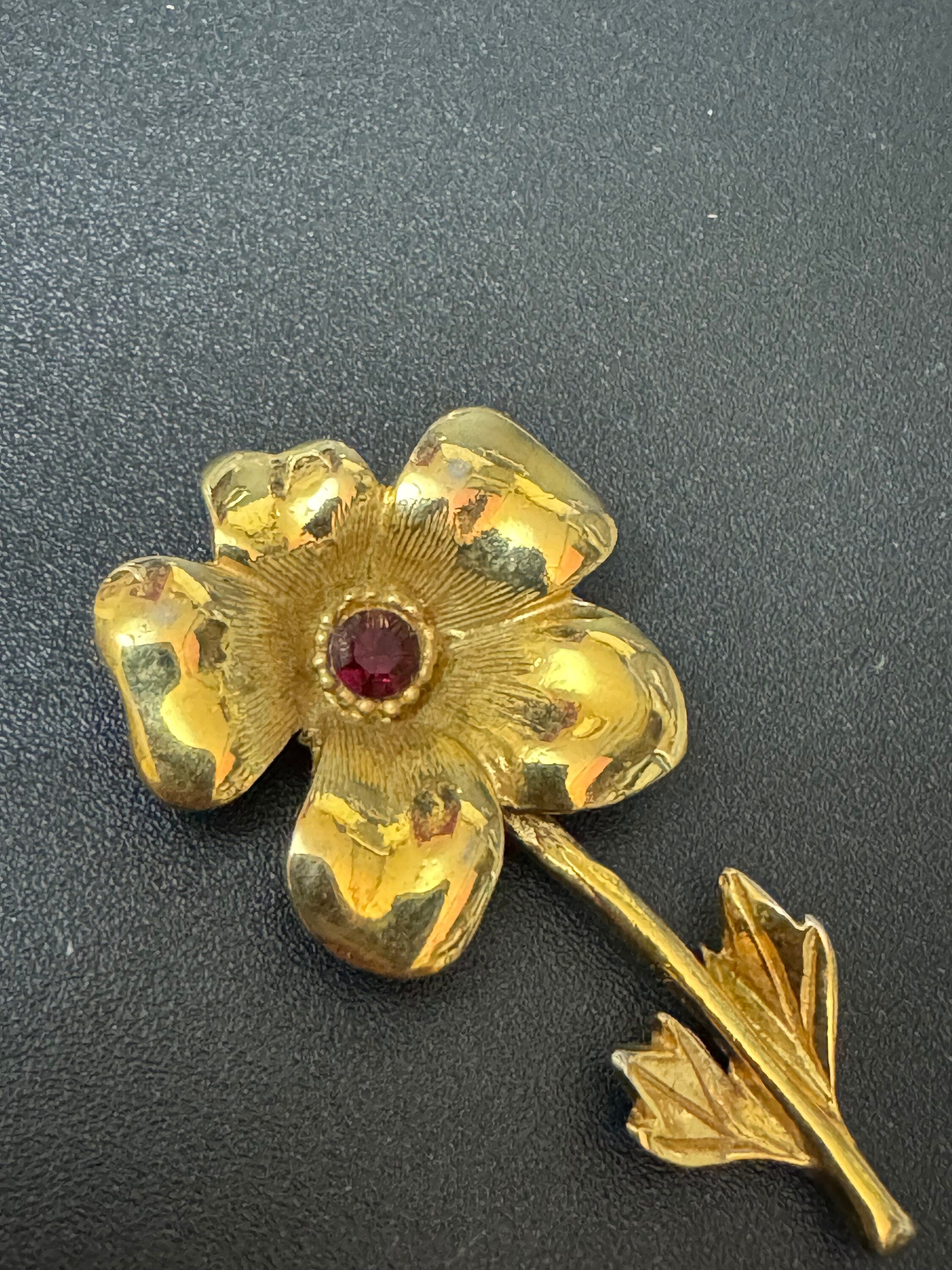 Vintage flower brooch with central ruby paste 5cm gold plated
