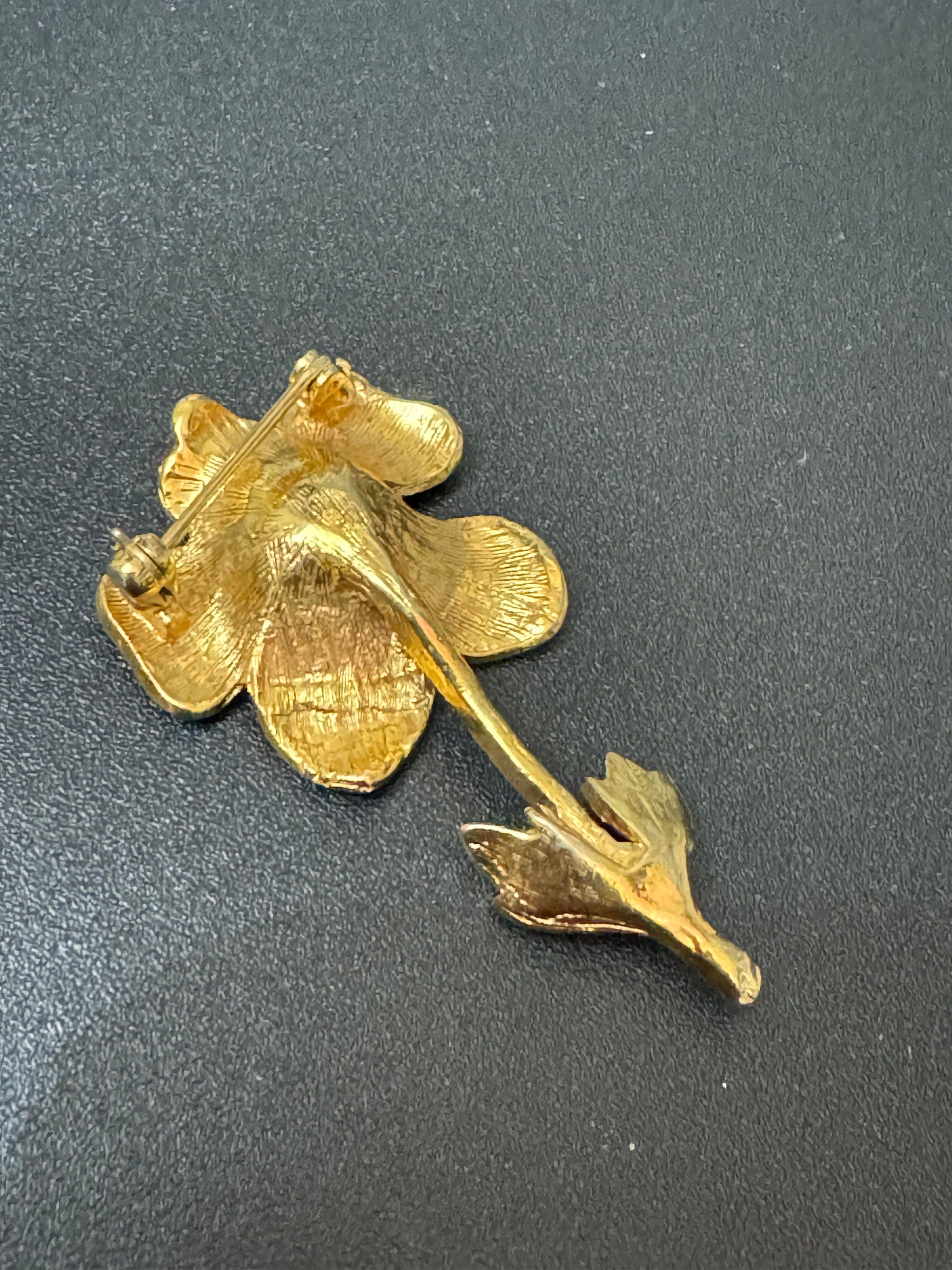 Vintage flower brooch with central ruby paste 5cm gold plated