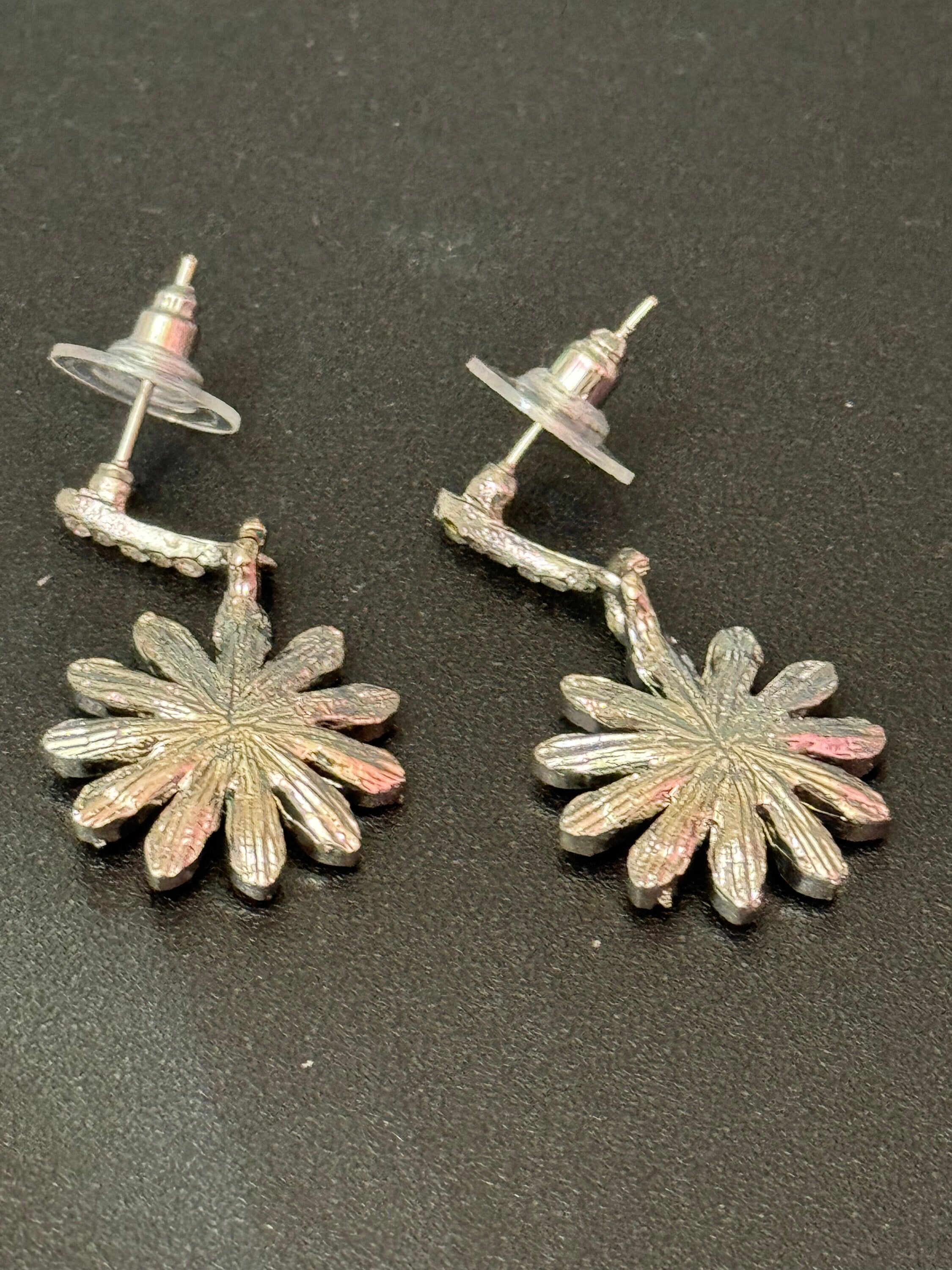 Retro Clear diamanté  floral daisy flower  dangly drop earrings silver tone pierced