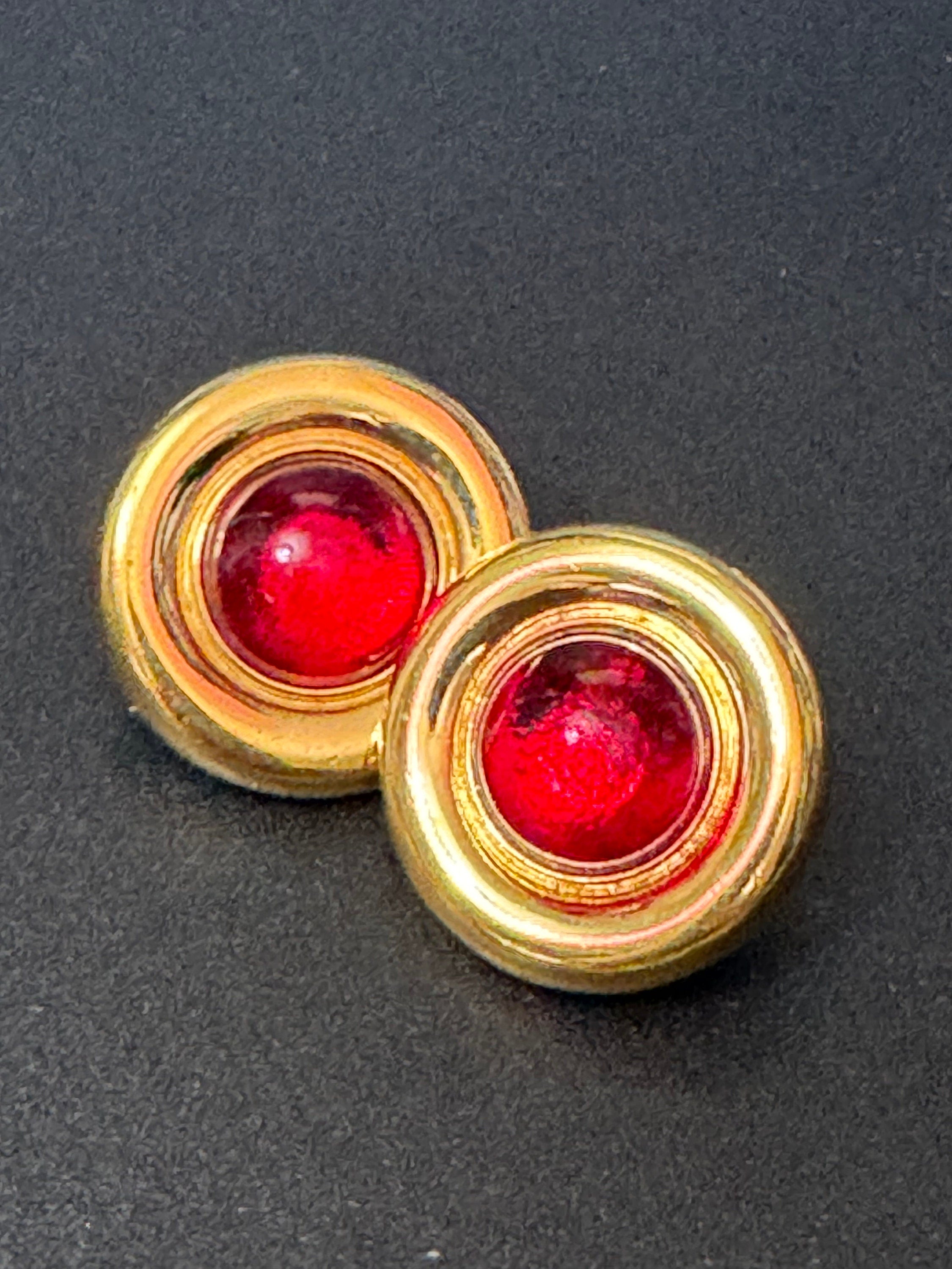 Vintage 1980s Ruby red glass cabochon round rope edge Gold Tone pierced stud Earrings