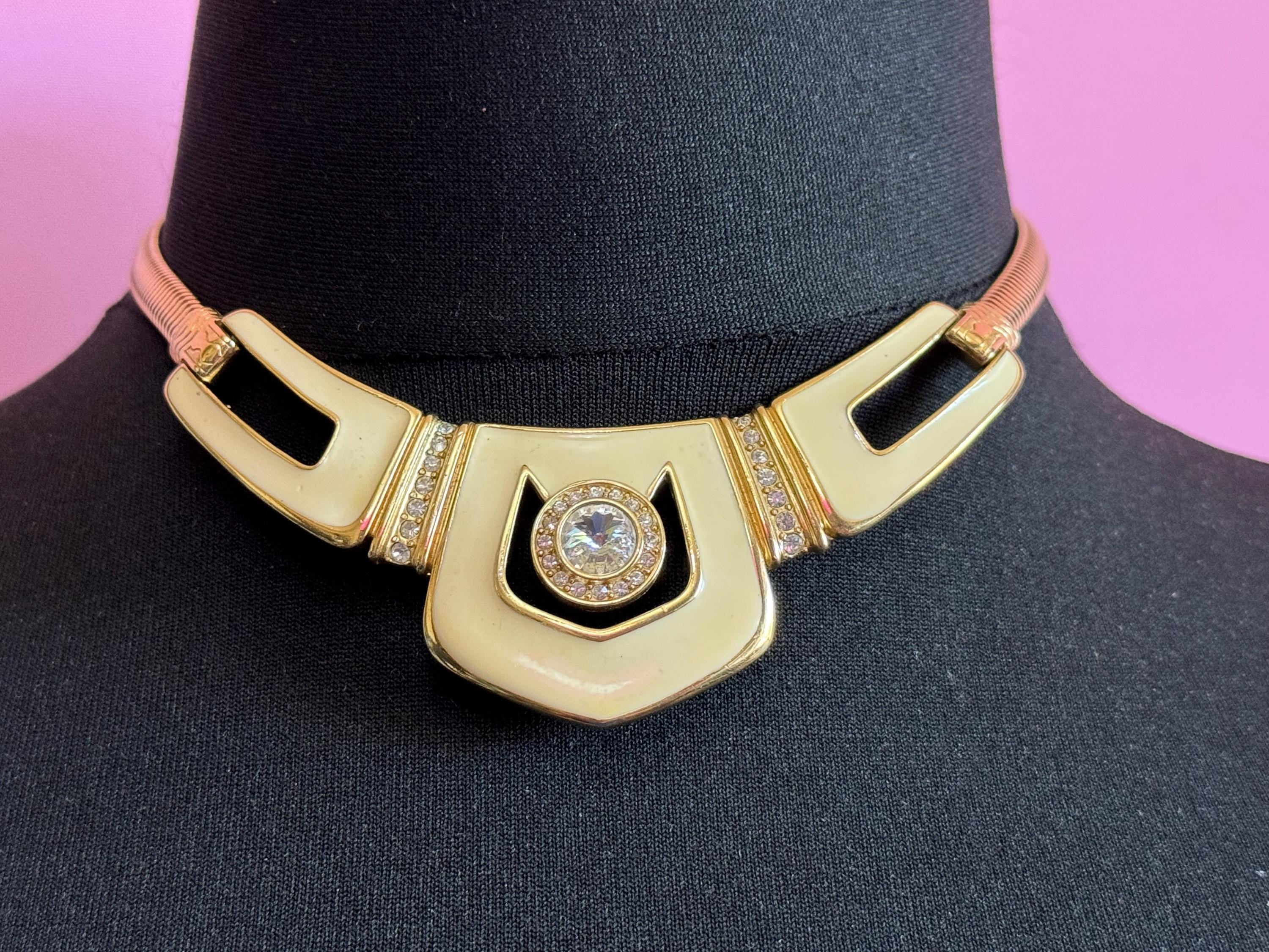 Petite fit Signed BG Bergdorf Goodman Vintage cream enamel chunky rivoli diamanté Choker gold tone flat snake chain necklace 39cm