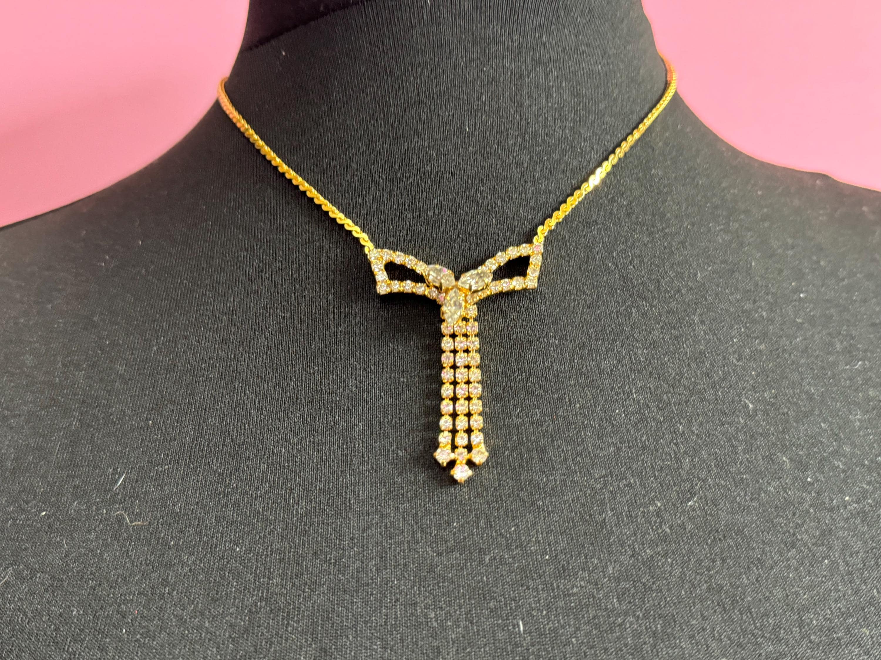 Vintage gold tone serpentine chain lariat drop bow necklace with clear diamanté glass paste stones