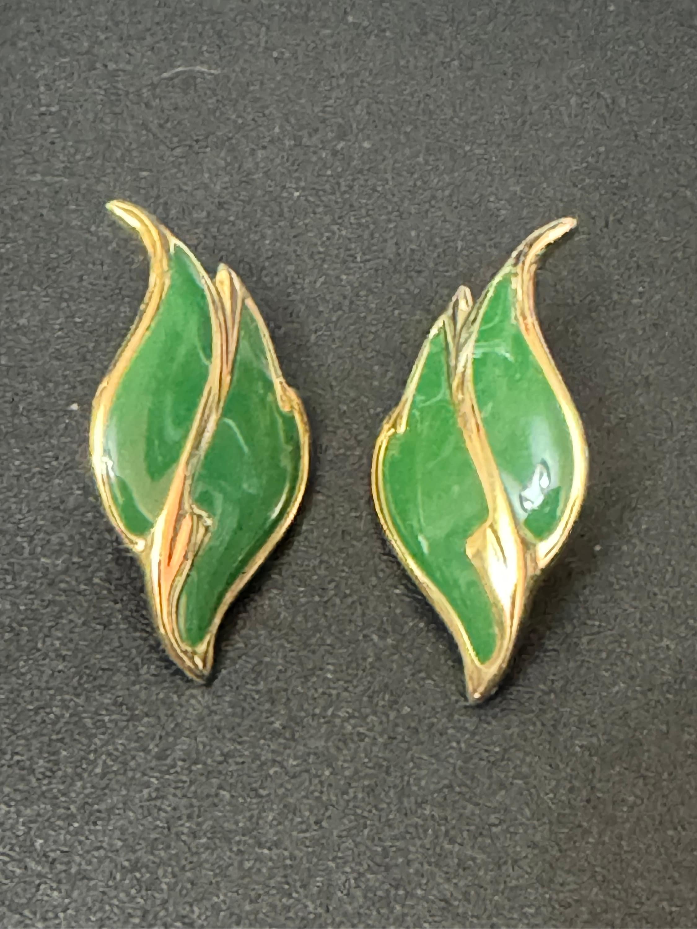 Vintage retro 1980s green enamel studs for pierced ears stud earrings gold tone