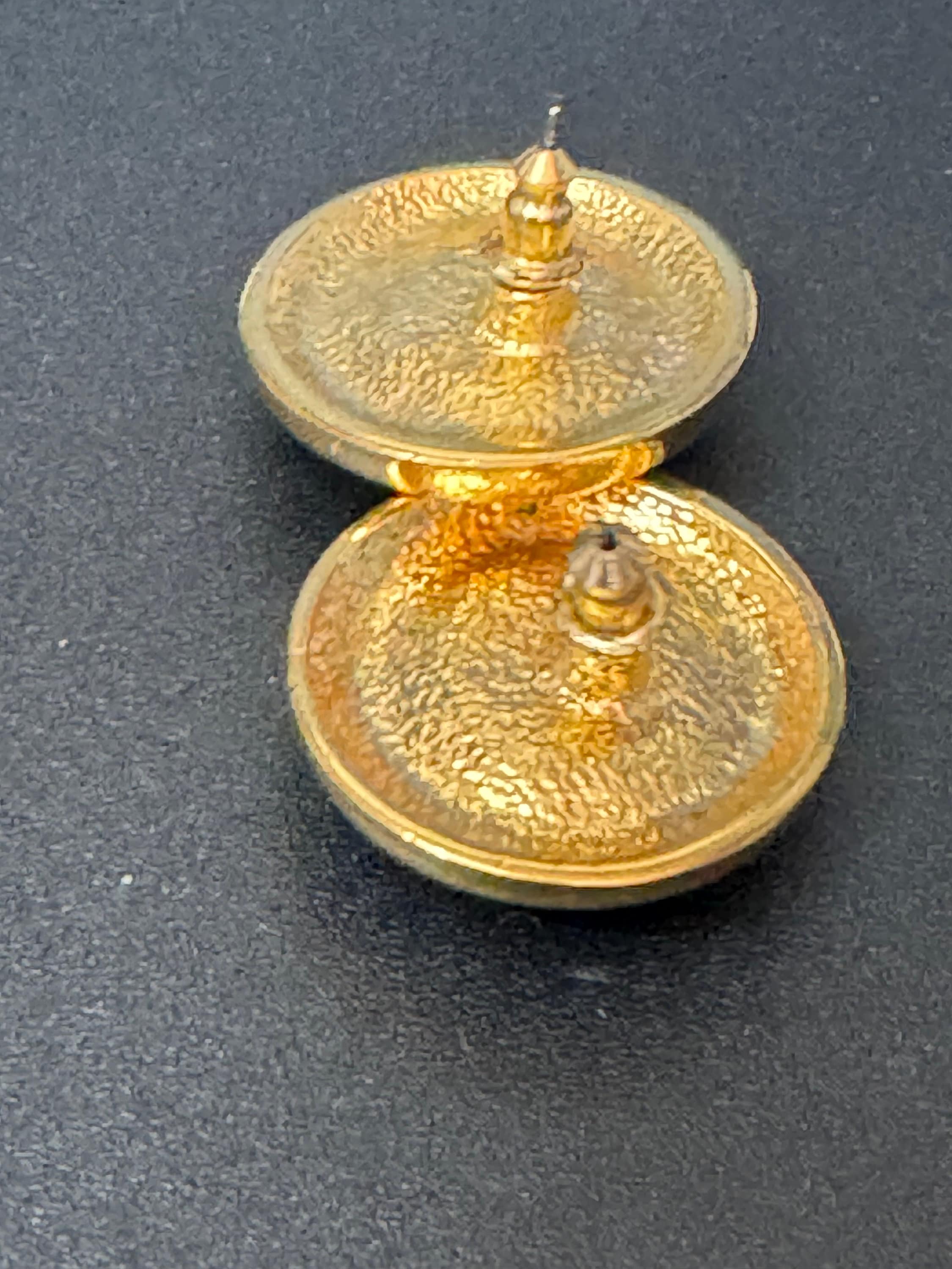 Vintage 1980s Ruby red glass cabochon round rope edge Gold Tone pierced stud Earrings