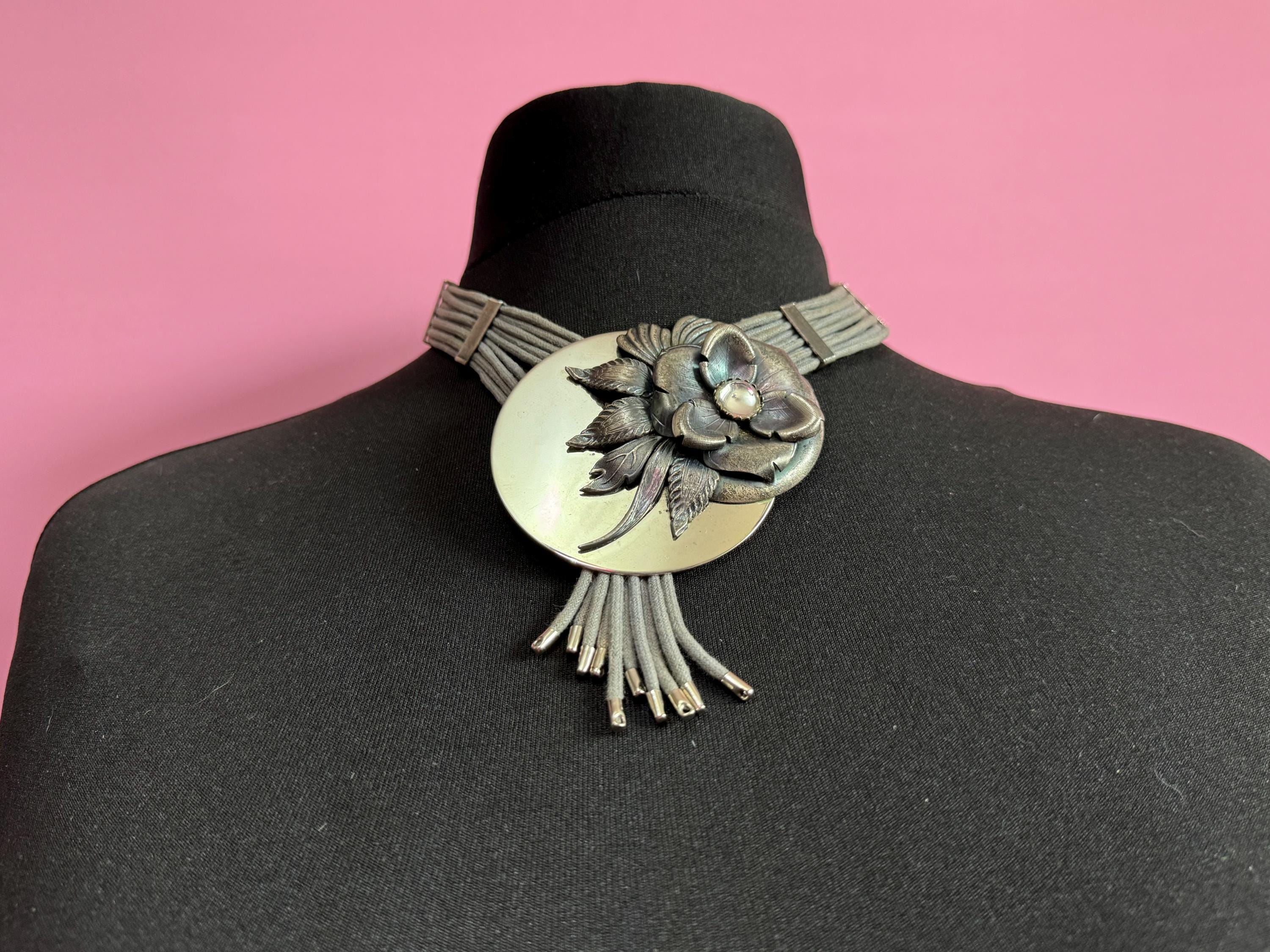 Oversized grey leather mirror finish statement floral silver tone choker collar necklace 43cm