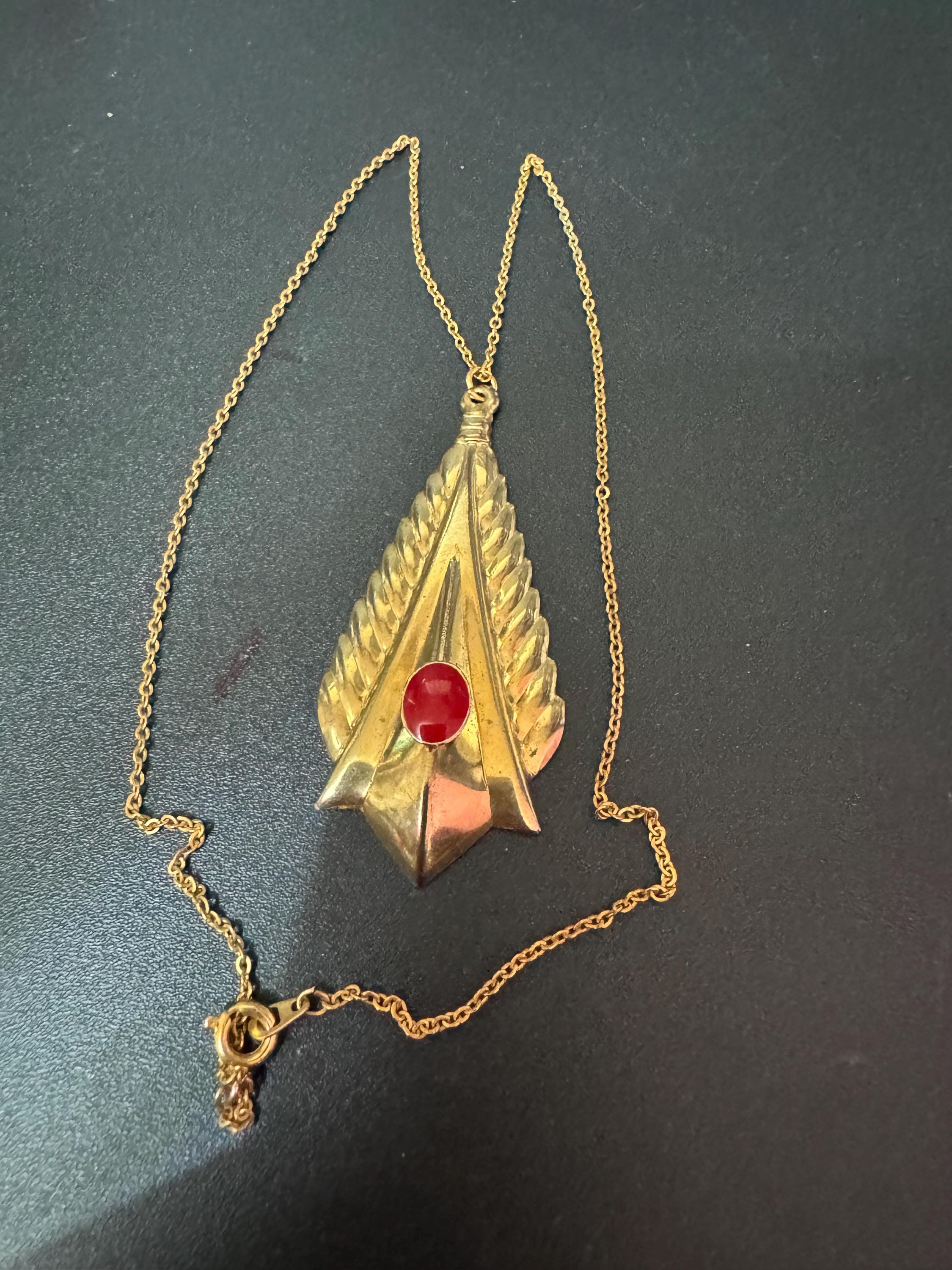 retro Etruscan style Matt yellow gold tone round teardrop pendant with red central cabochon 42cm very fine chain