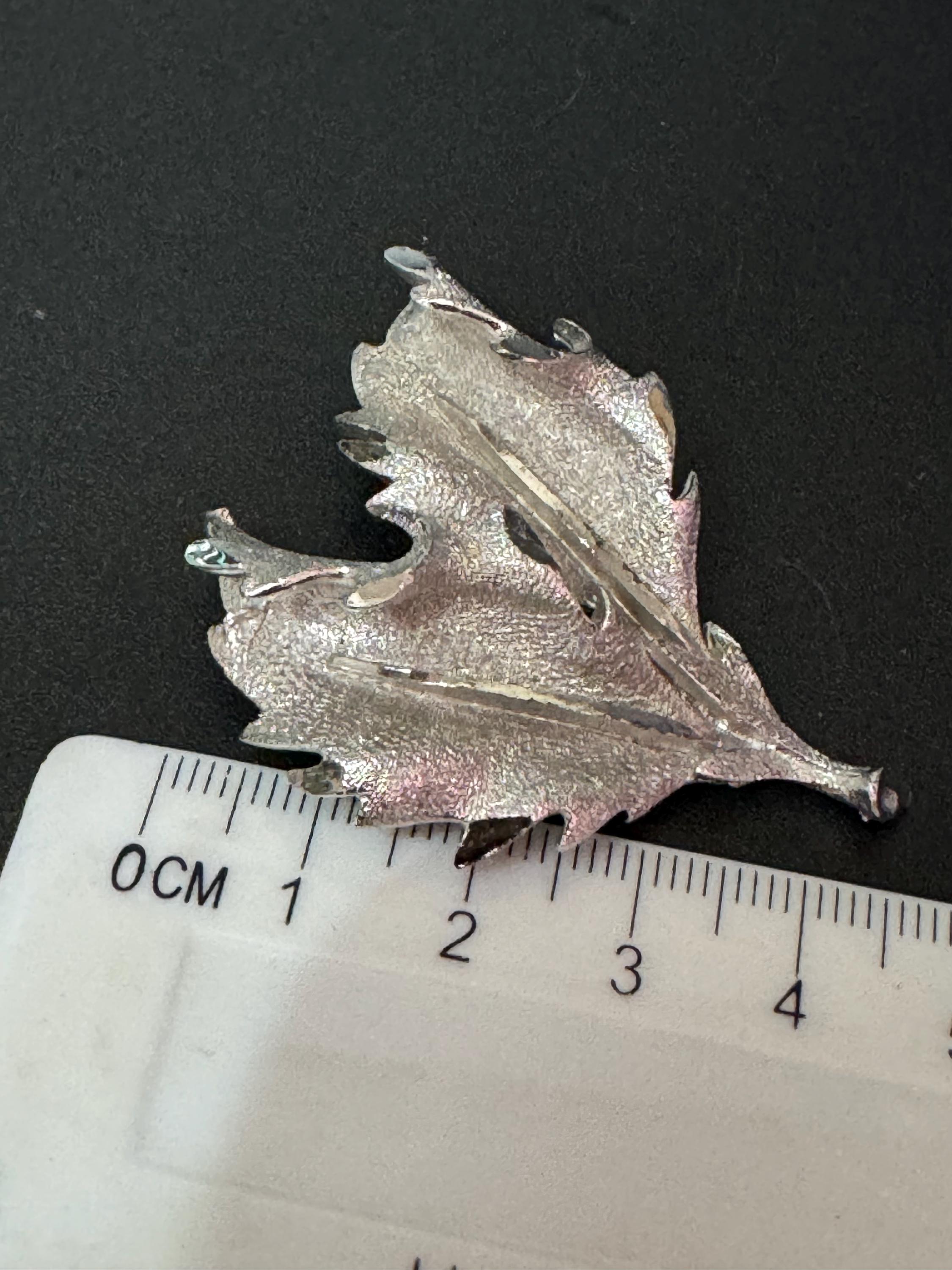 textured silver tone Vintage chunky Holly Leaves brooch mid century 5cm Christmas pin