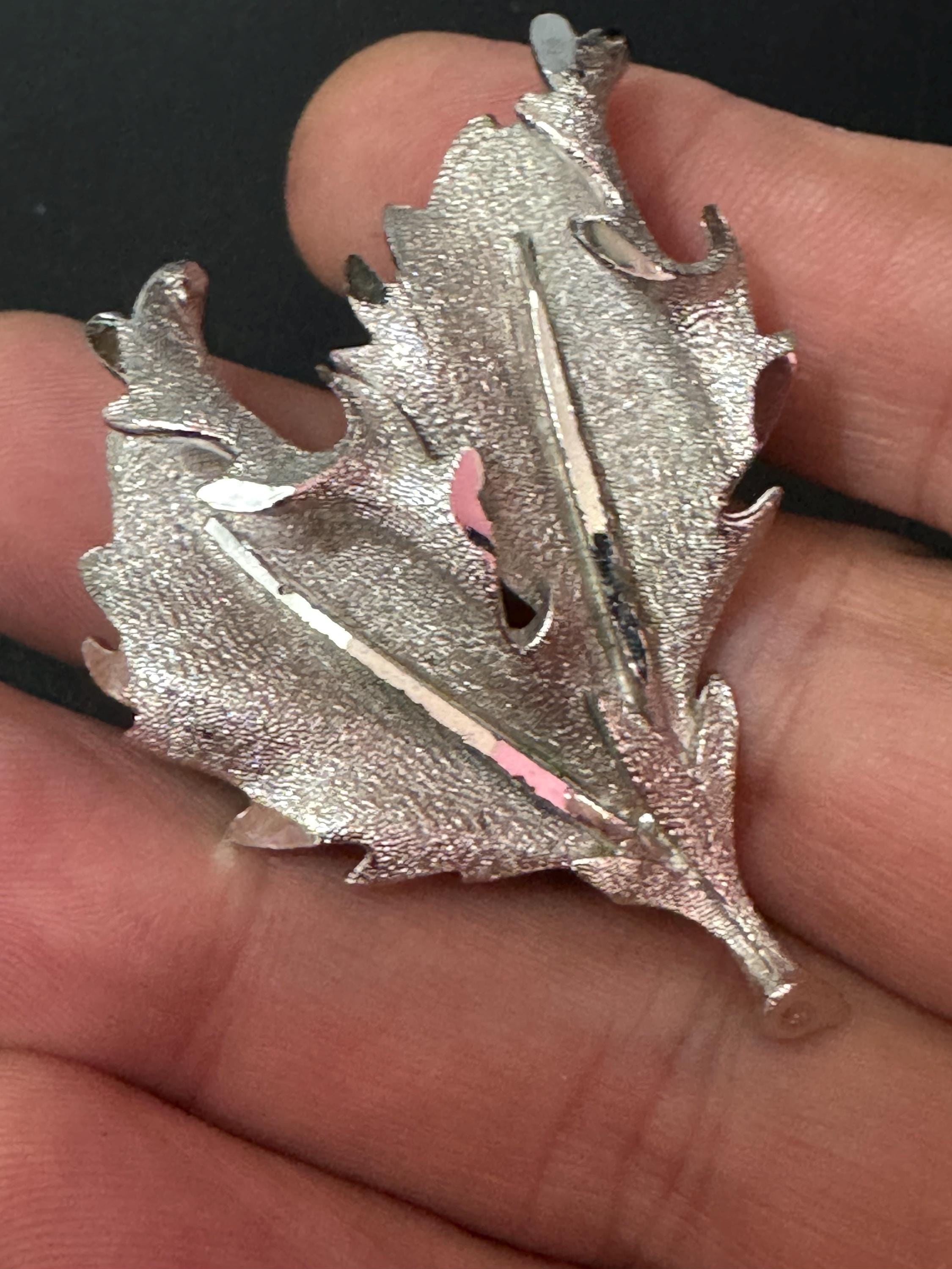 textured silver tone Vintage chunky Holly Leaves brooch mid century 5cm Christmas pin