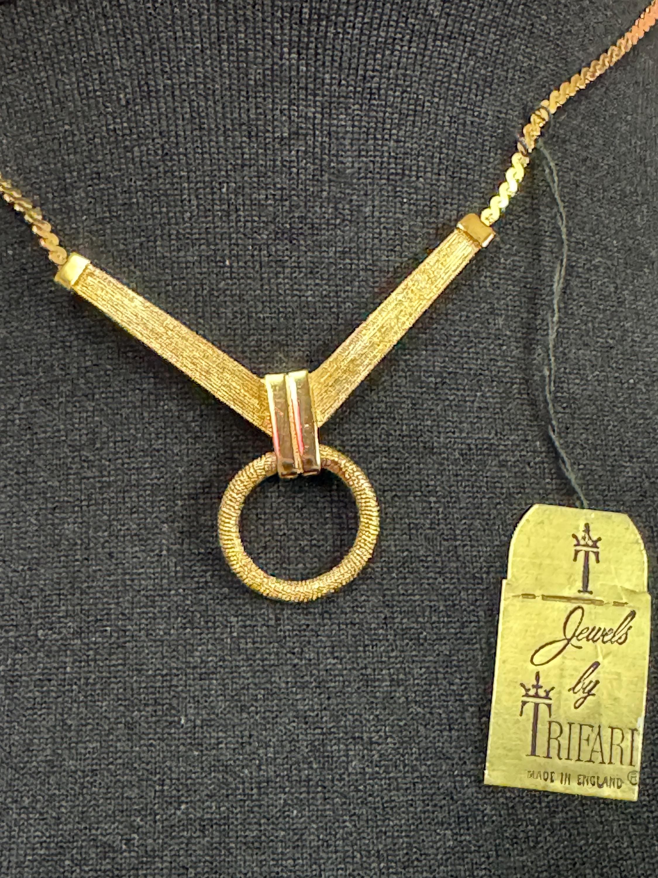 Rare early Signed TRIFARI designer gold tone brushed metal pendant chain necklace 39.5cm