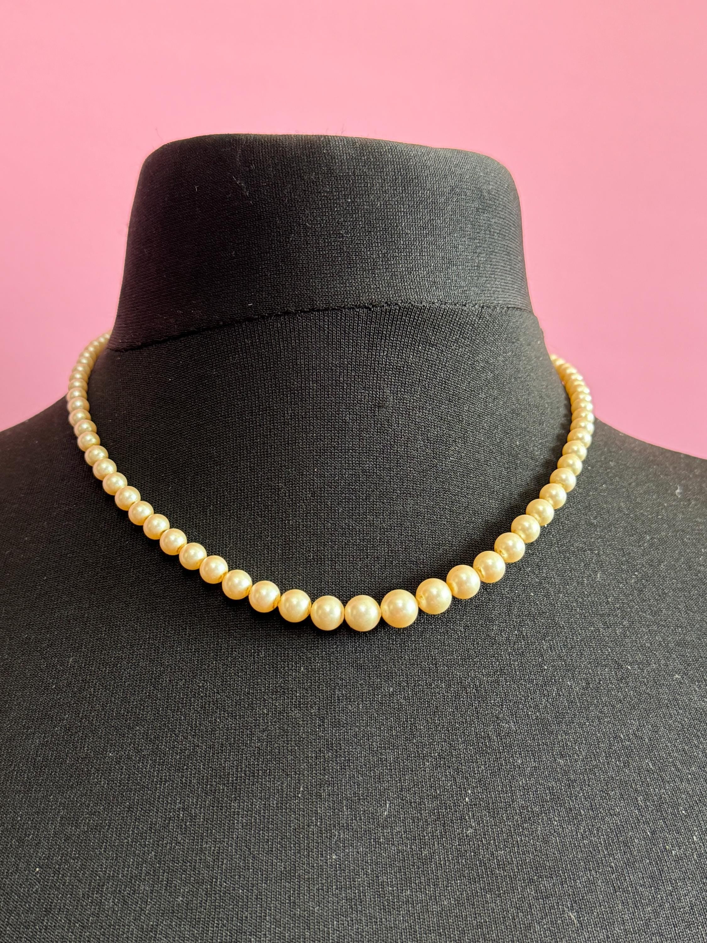 Vintage cream glass graduated pearl necklace gold tone clasp 46cm