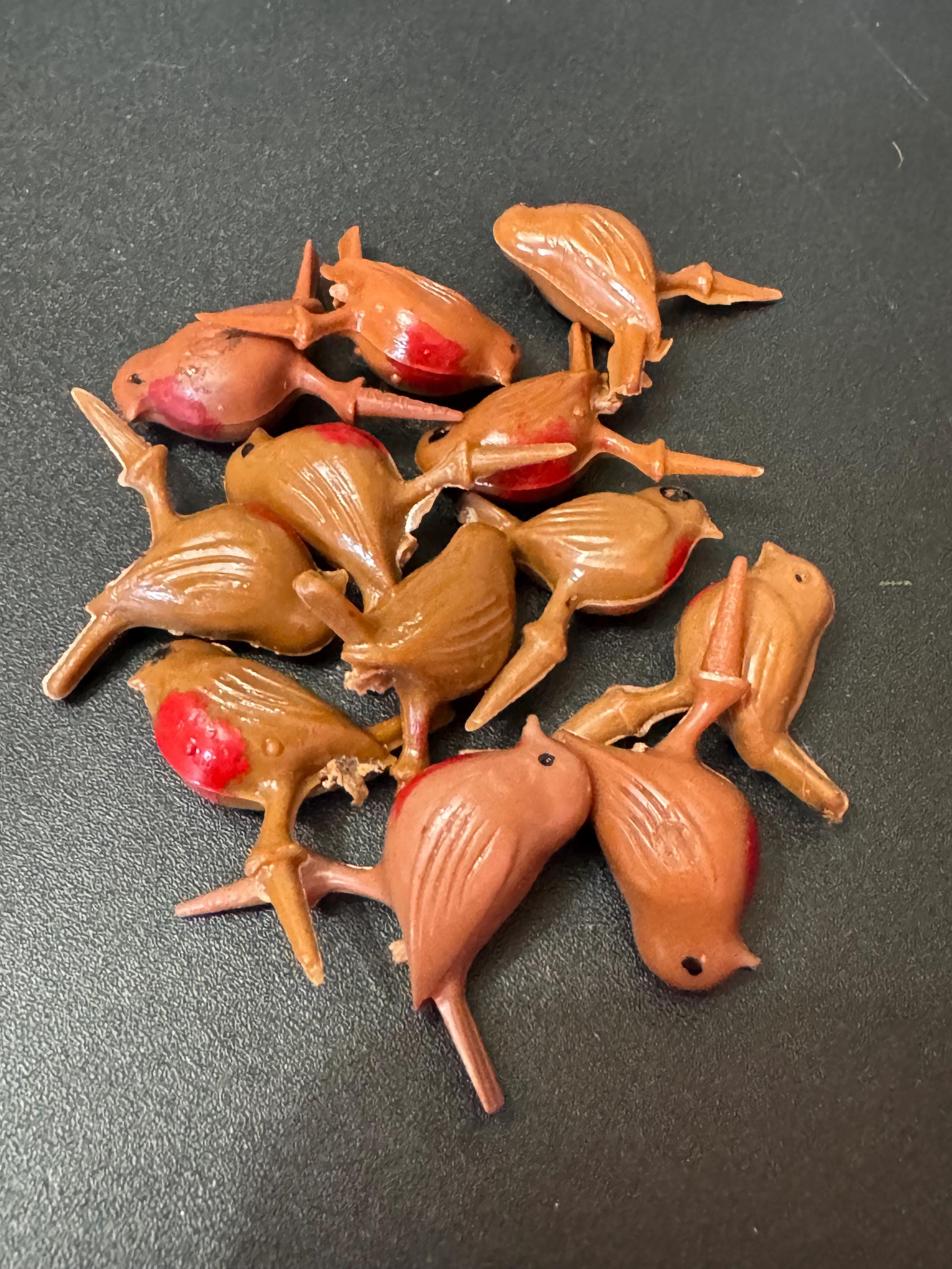 Vintage light brown Robin Redbreast red plastic Christmas Cake Topper Decoration Snow Scene home baking