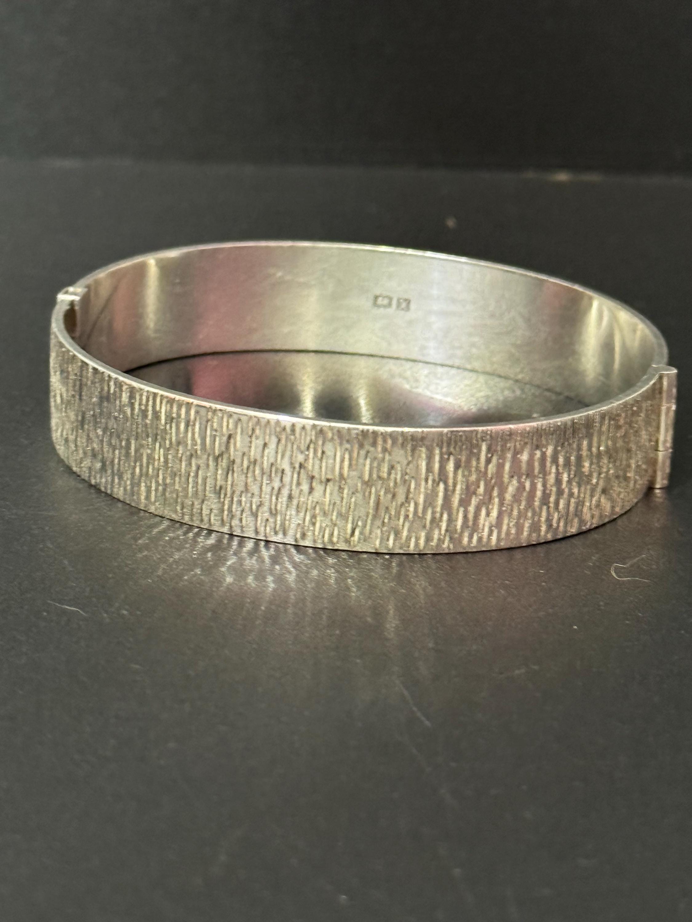 1972 (x) Birmingham hallmarked Sterling silver bark clamper opening bangle 23mm