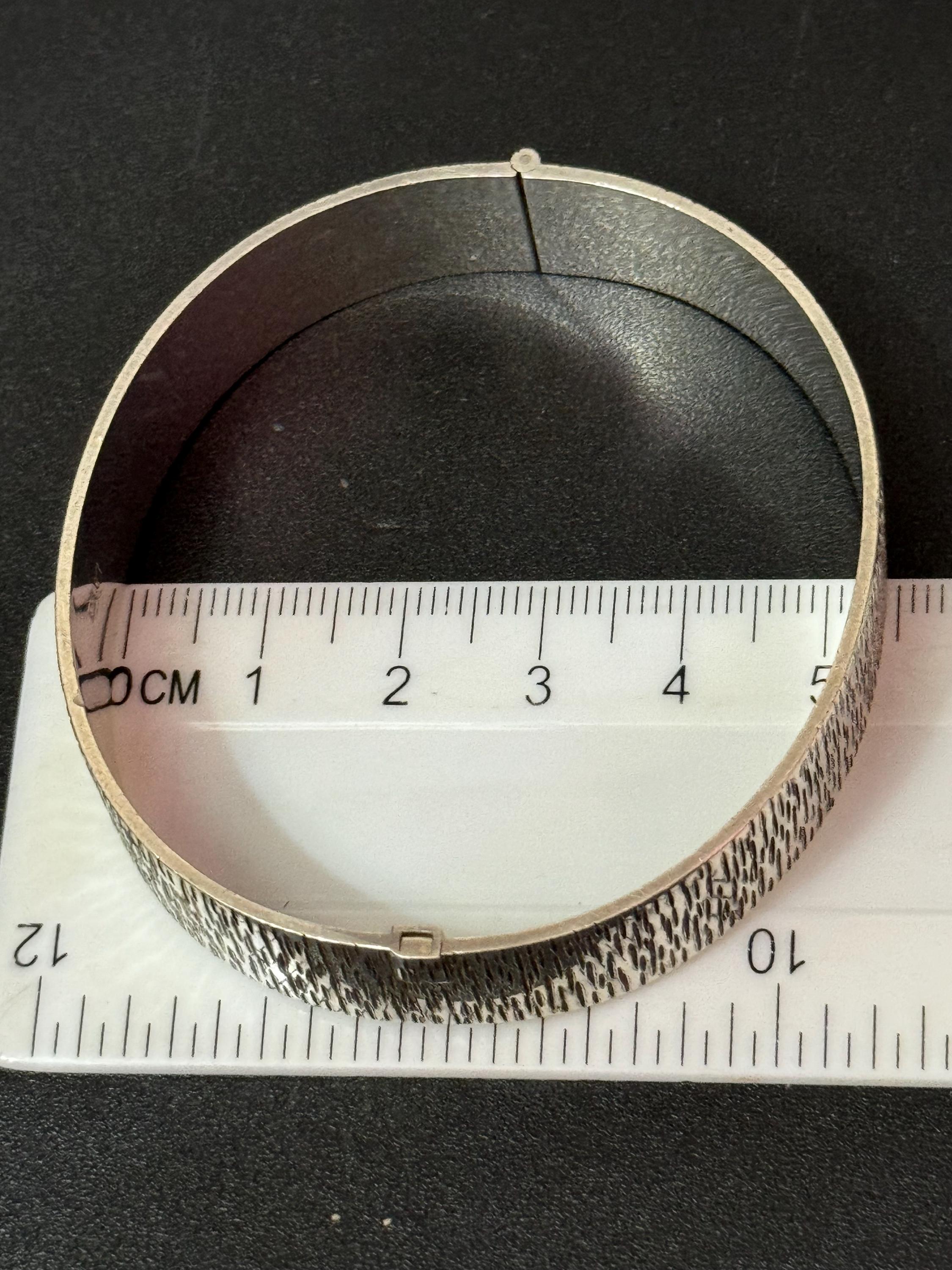 1972 (x) Birmingham hallmarked Sterling silver bark clamper opening bangle 23mm