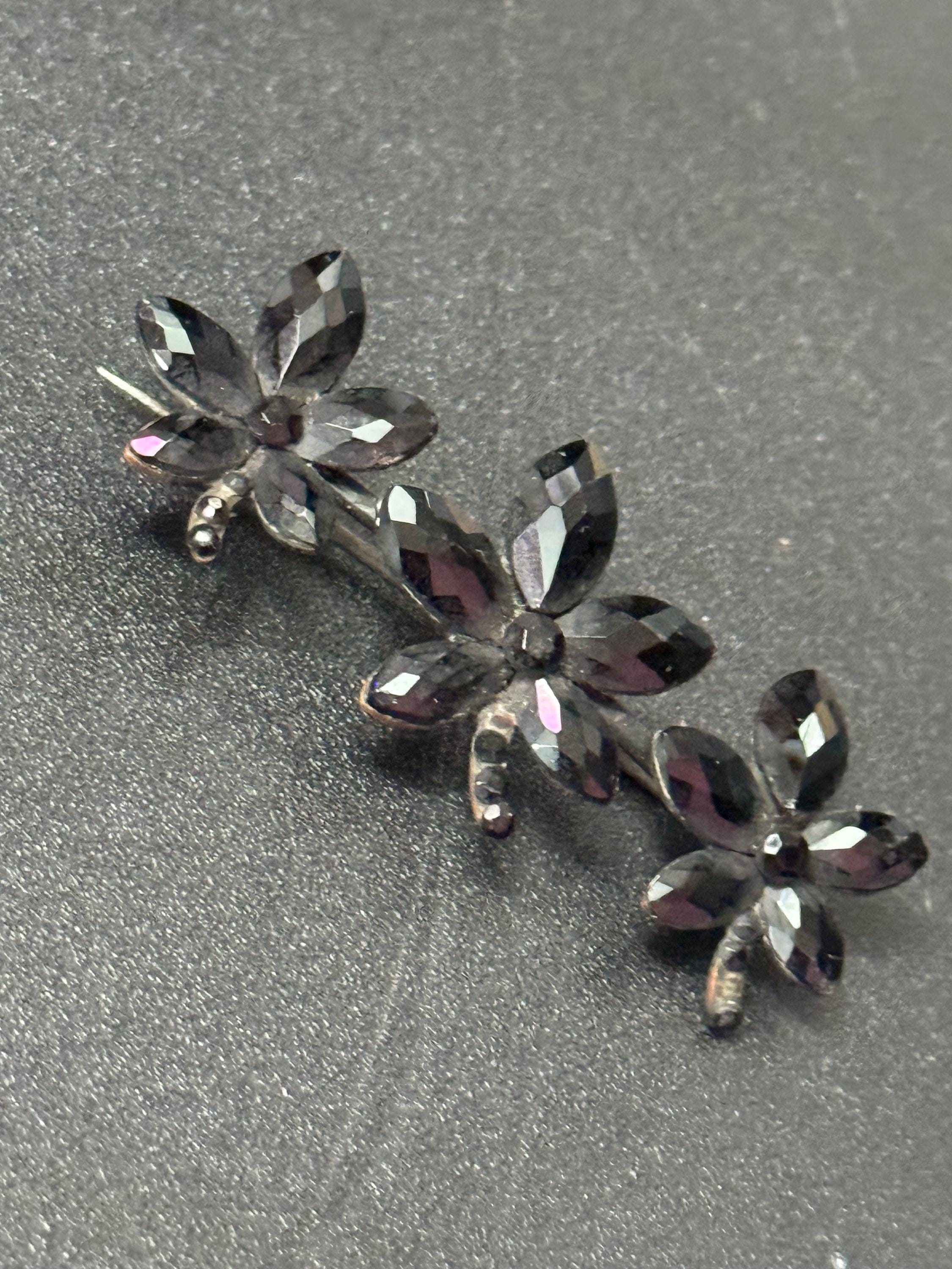 Antique Vauxhall glass maple leaf mourning brooch