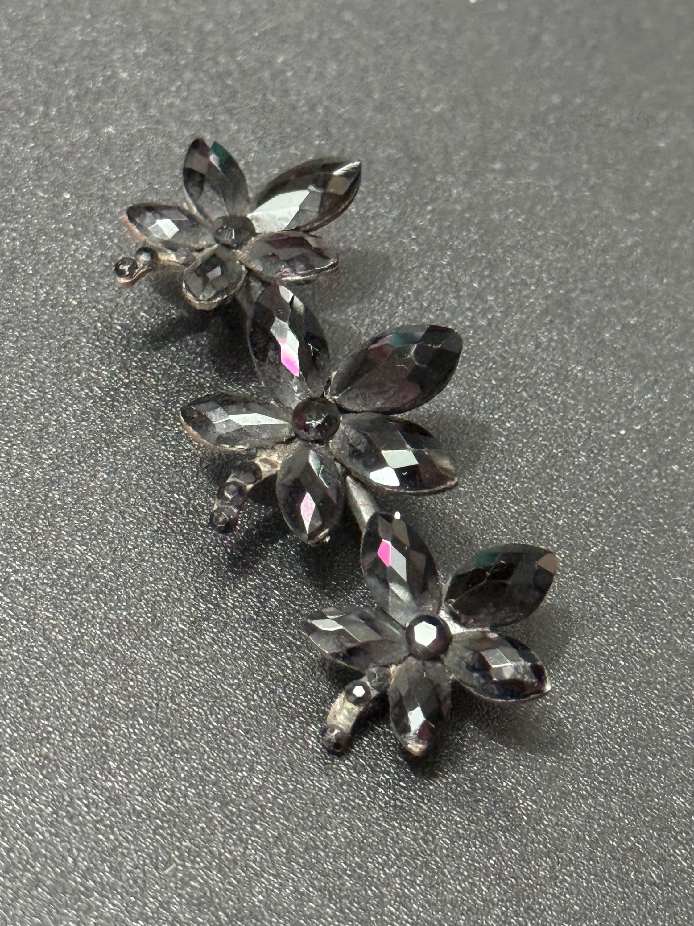 Antique Vauxhall glass maple leaf mourning brooch