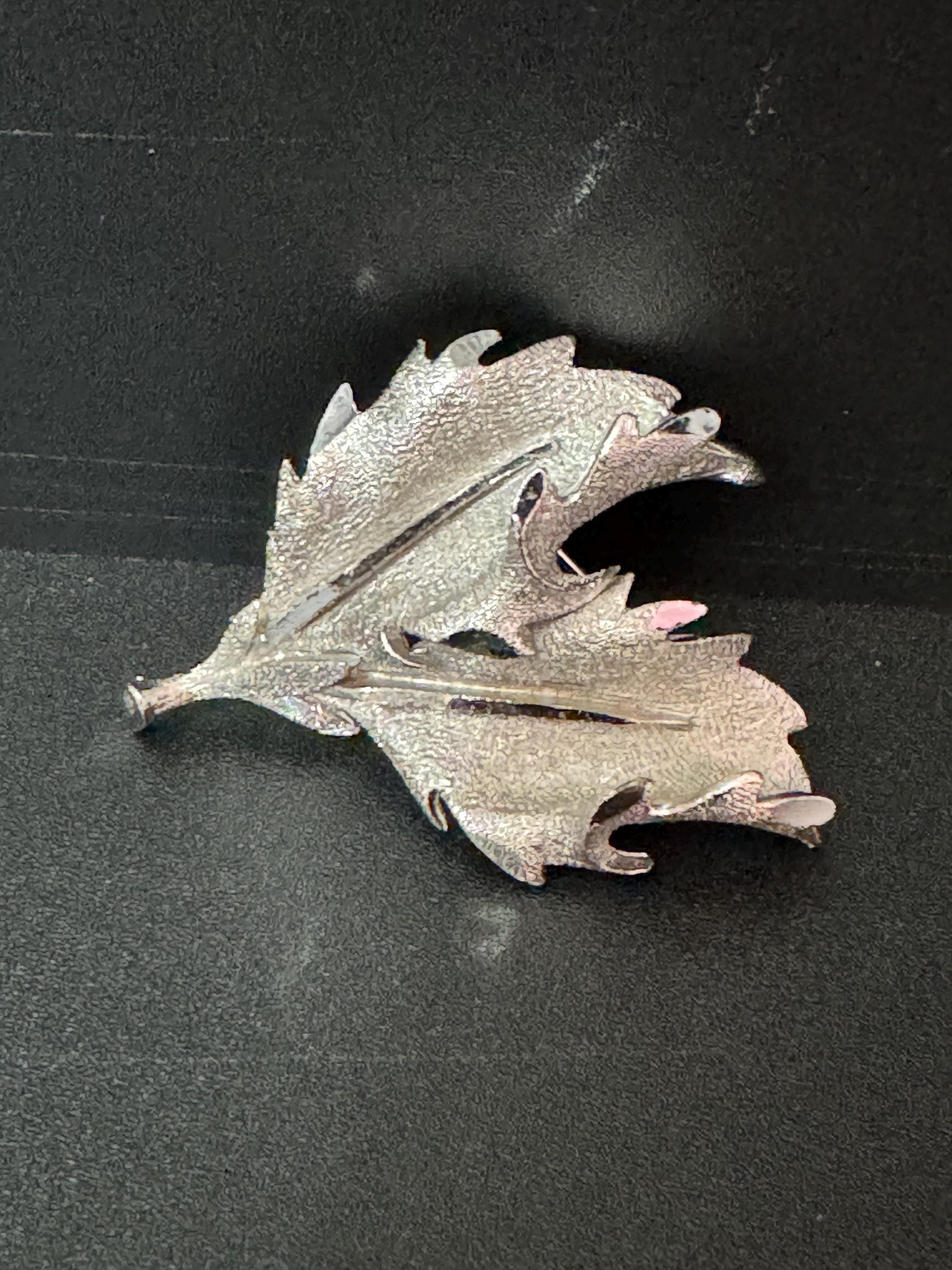 textured silver tone Vintage chunky Holly Leaves brooch mid century 5cm Christmas pin