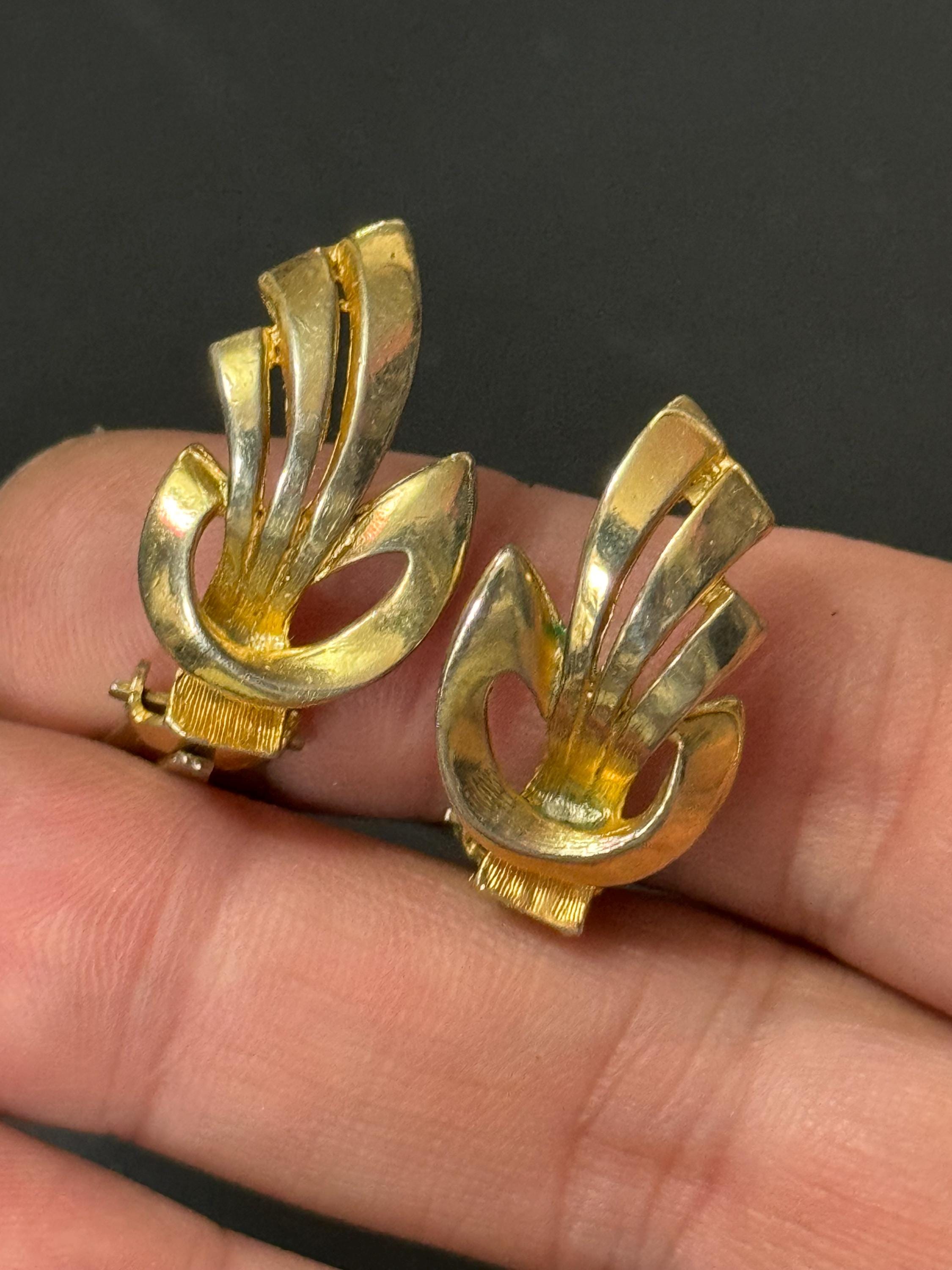 Signed sphinx gold tone tone modernist geometric clip on stud earrings