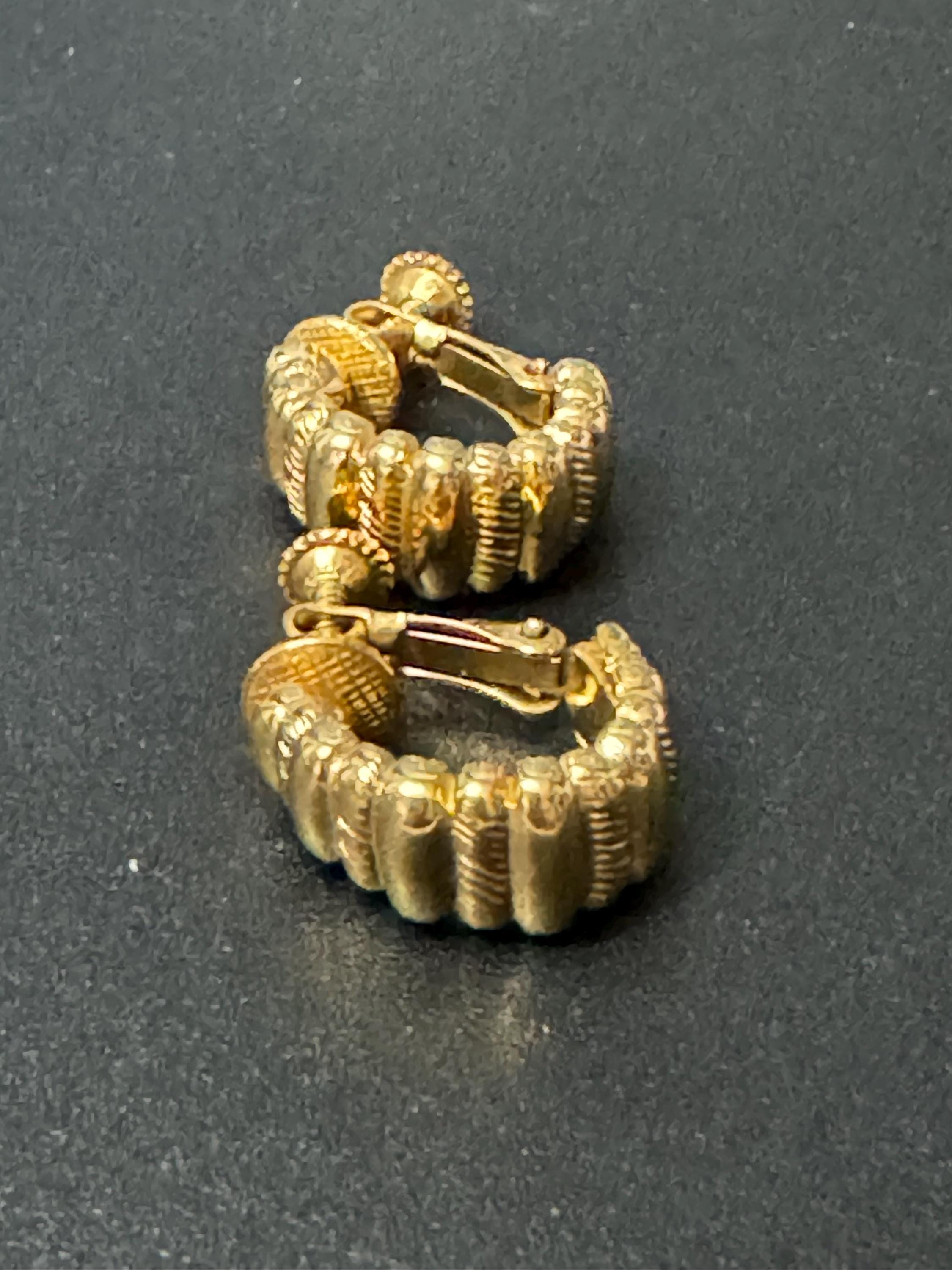 Signed NAPIER Vintage small gold tone clip on hoop earrings