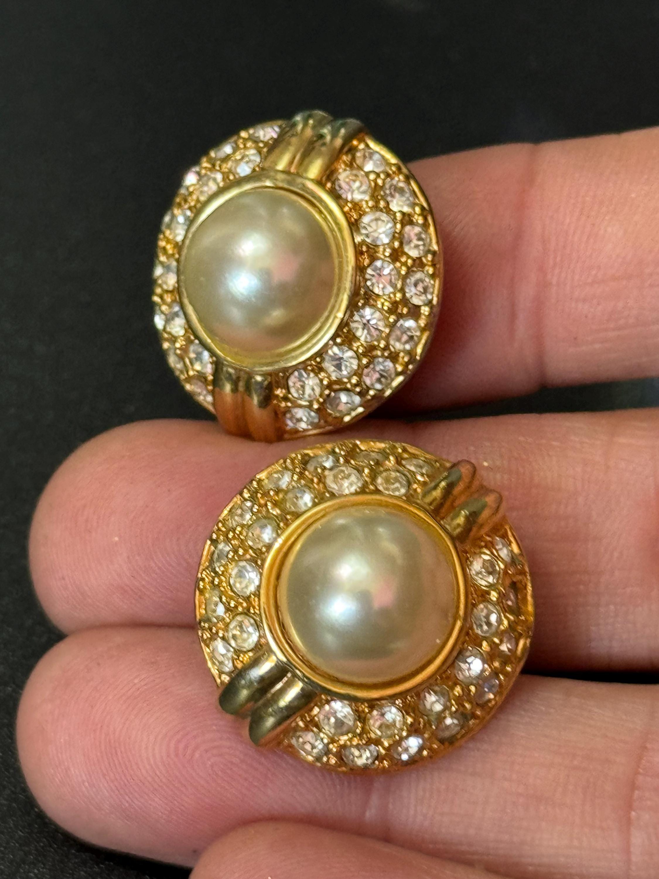 Vintage gold tone round domed faux pearl clip on Stud button earrings diamanté
