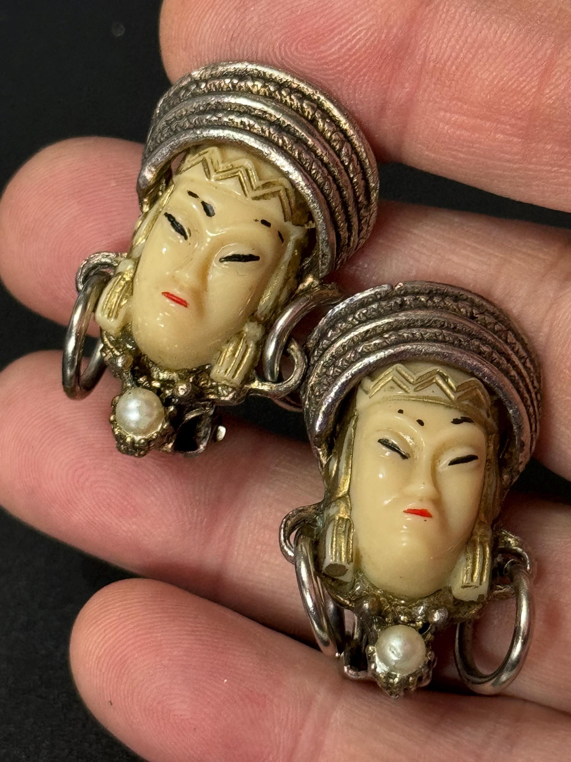 Vintage selro selini black Asian princess moulded glass oriental clip on earrings silver tone