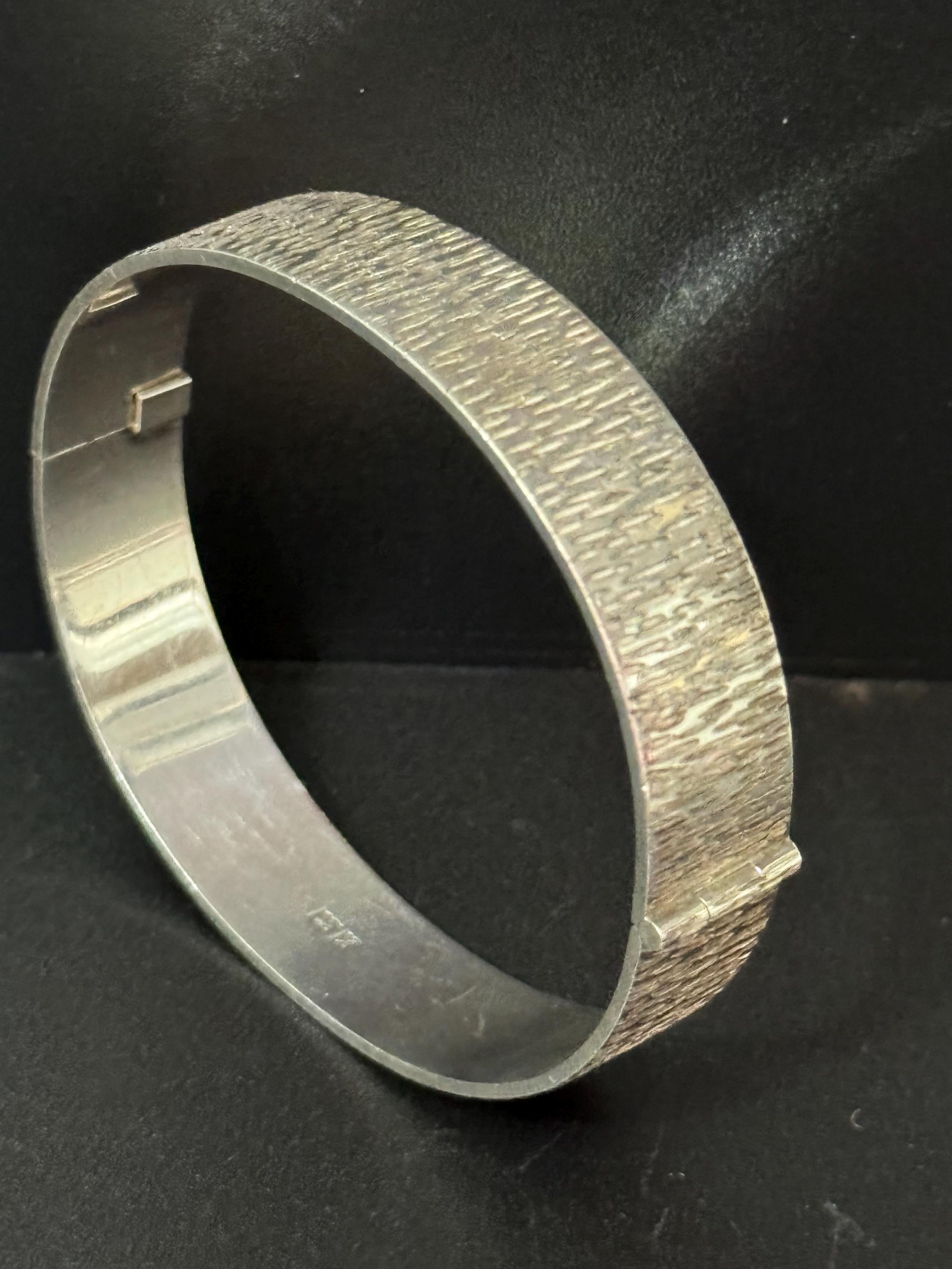 1972 (x) Birmingham hallmarked Sterling silver bark clamper opening bangle 23mm