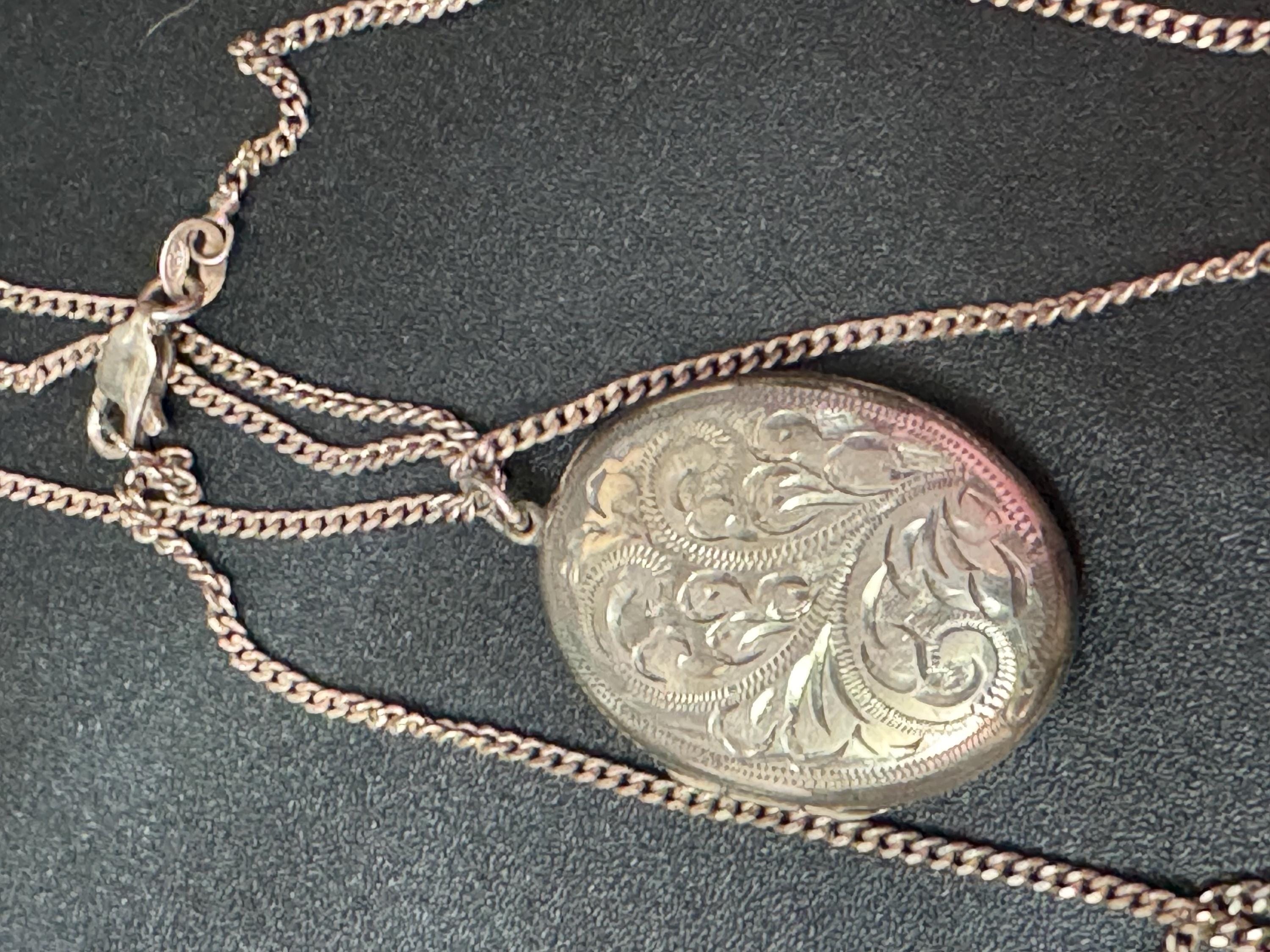 Vintage 925 sterling silver Large oval etched photo locket 10.9 grams
