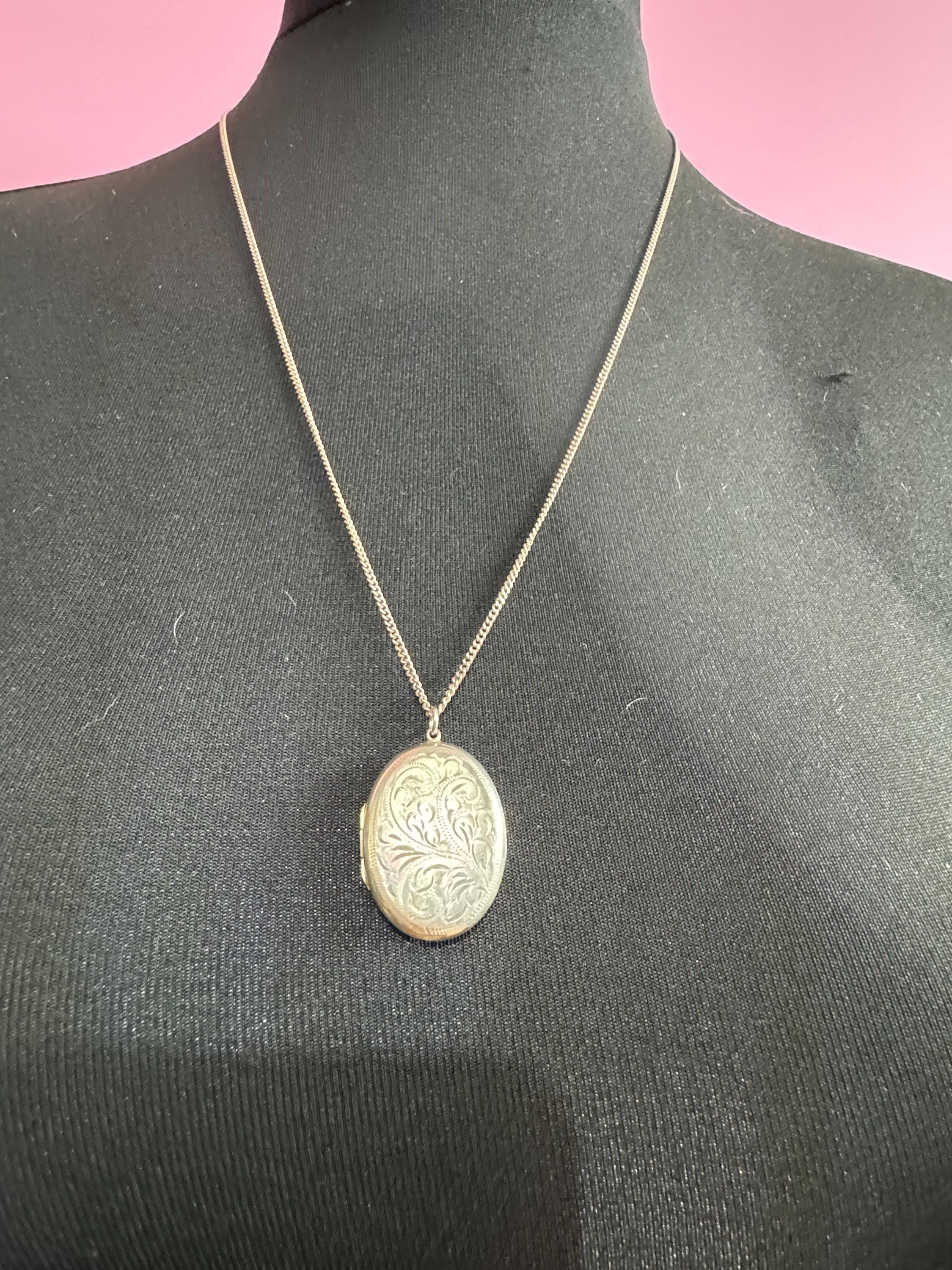 Vintage 925 sterling silver Large oval etched photo locket 10.9 grams