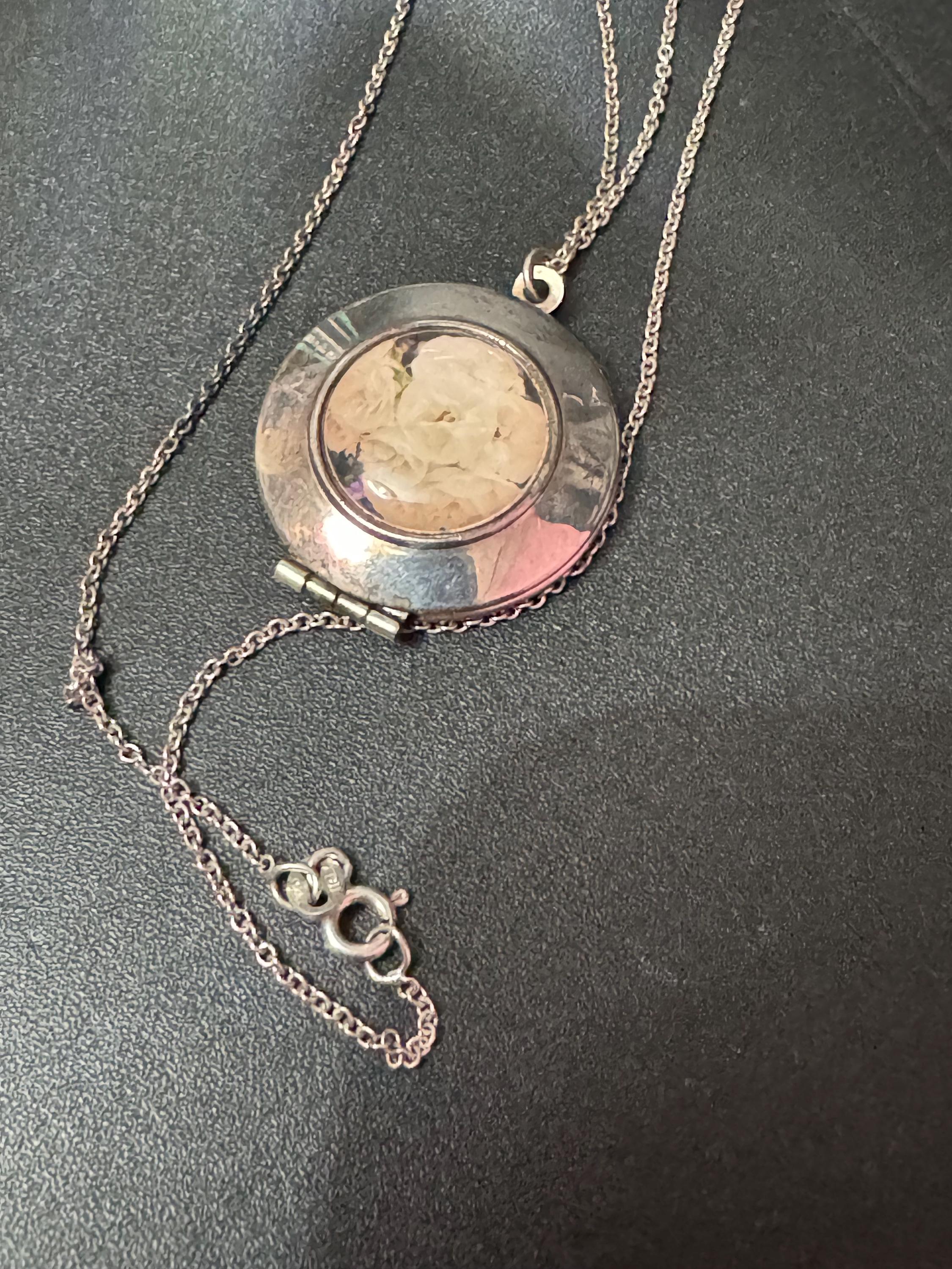 Vintage 925 sterling silver Large round etched photo Locket white roses 7.7grams