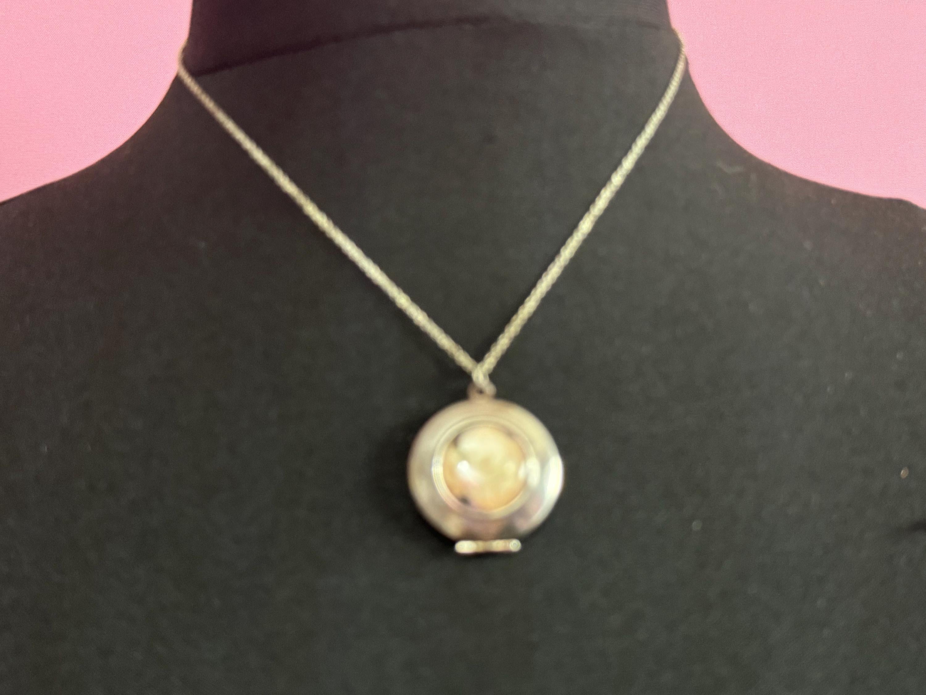 Vintage 925 sterling silver Large round etched photo Locket white roses 7.7grams