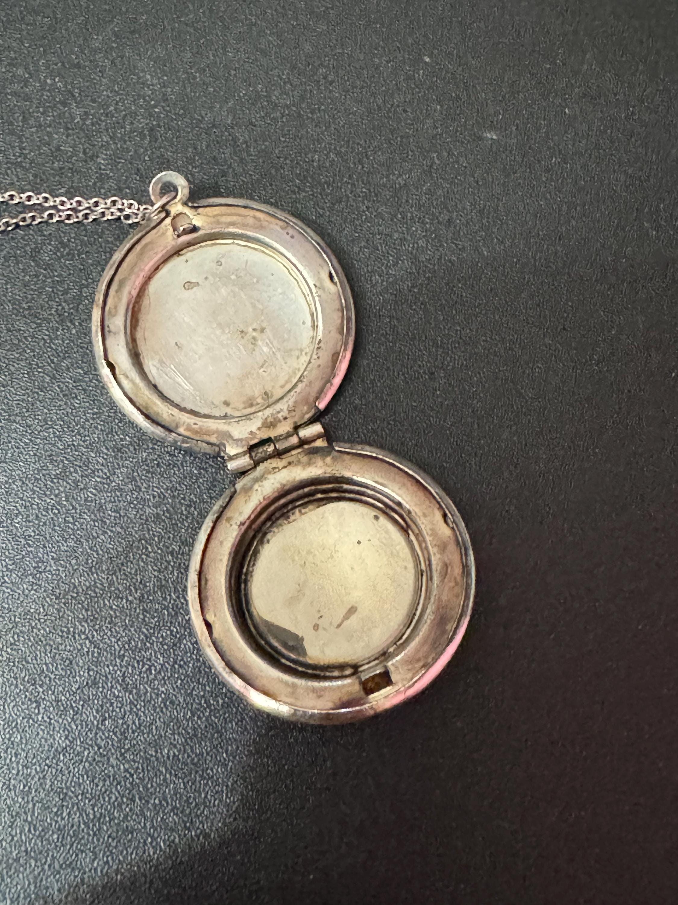 Vintage 925 sterling silver Large round etched photo Locket white roses 7.7grams