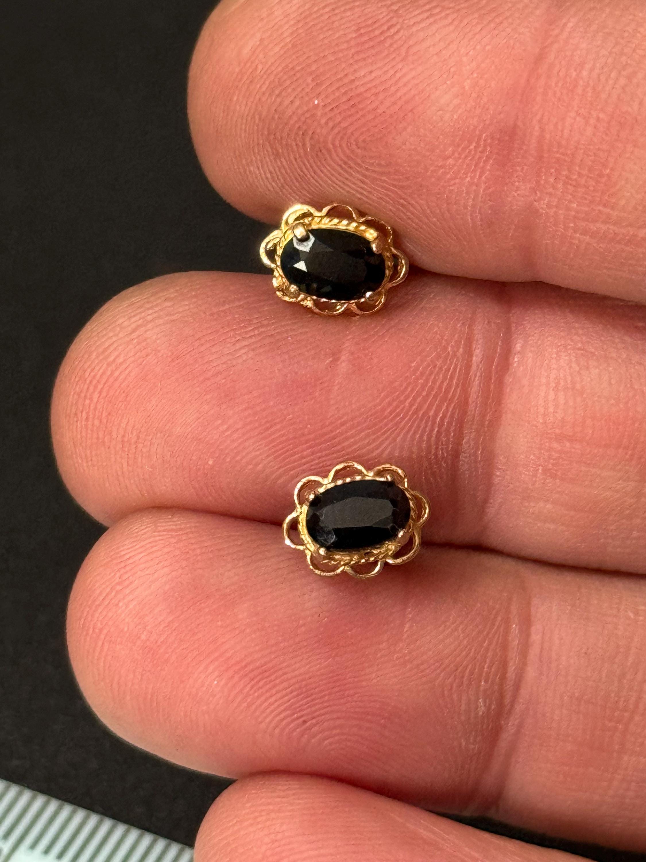 Vintage black Rhinestone Diamanté small oval gold plated stud Earrings