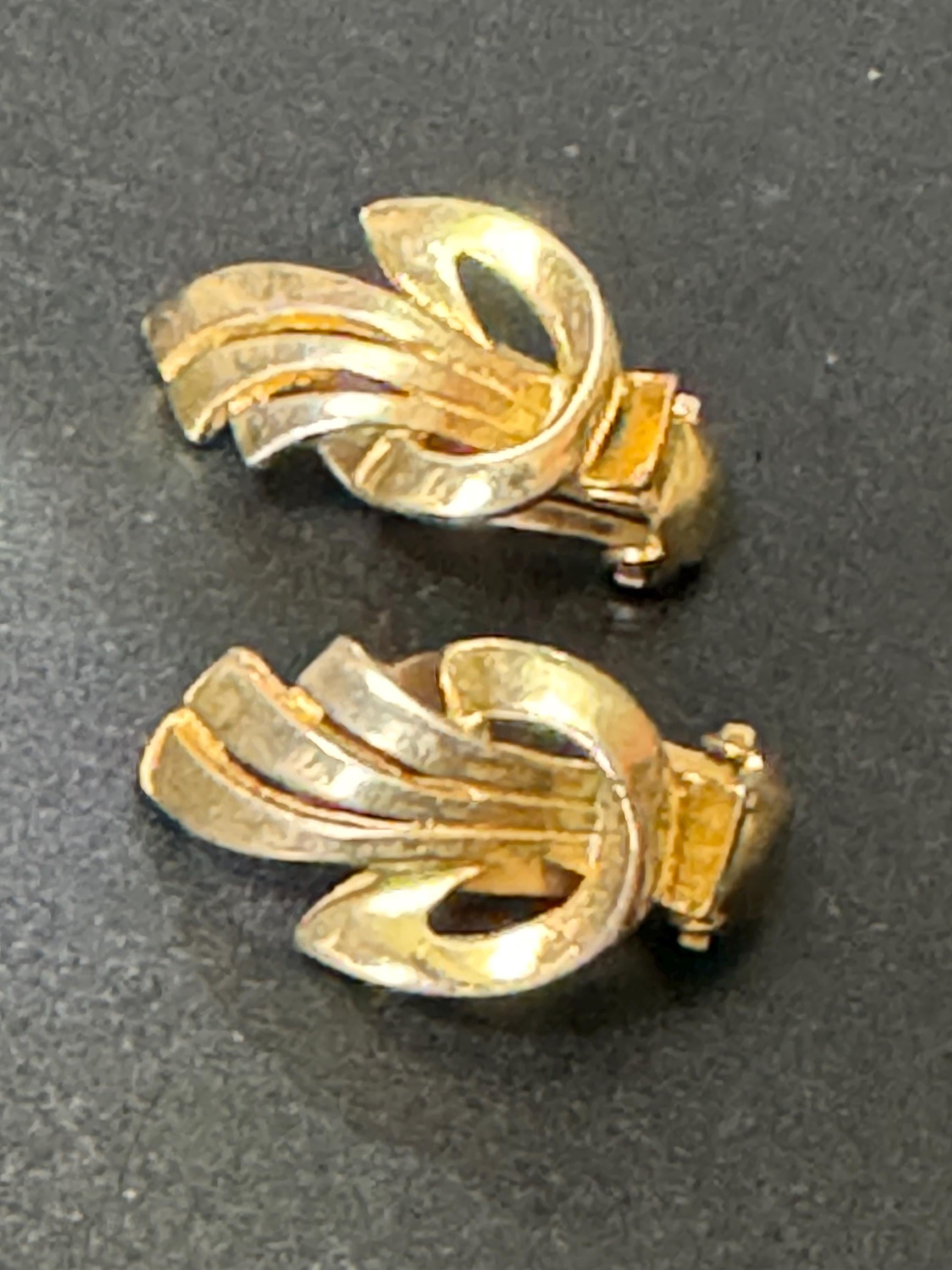 Signed sphinx gold tone tone modernist geometric clip on stud earrings