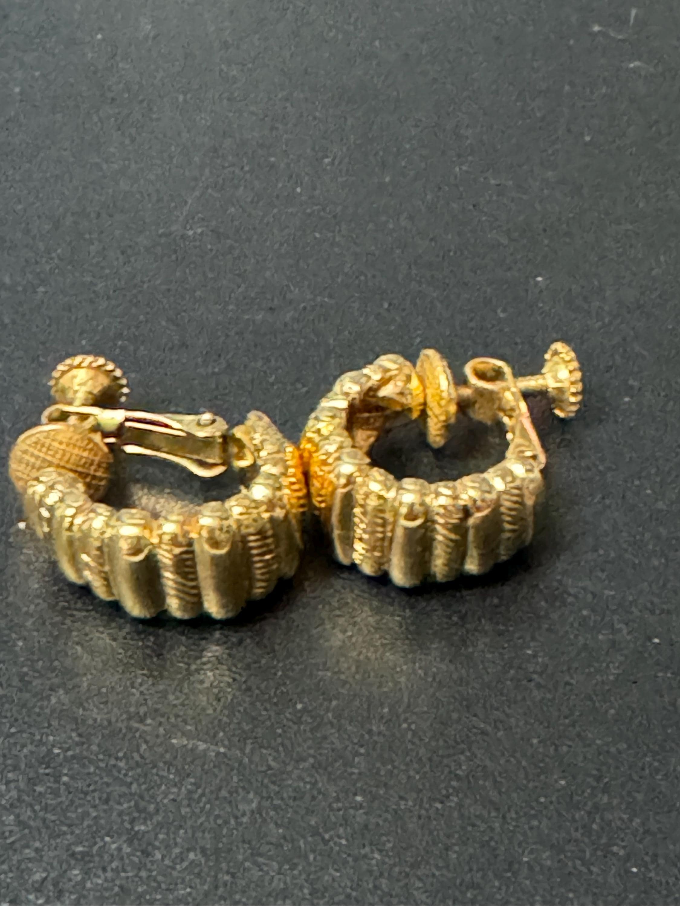 Signed NAPIER Vintage small gold tone clip on hoop earrings
