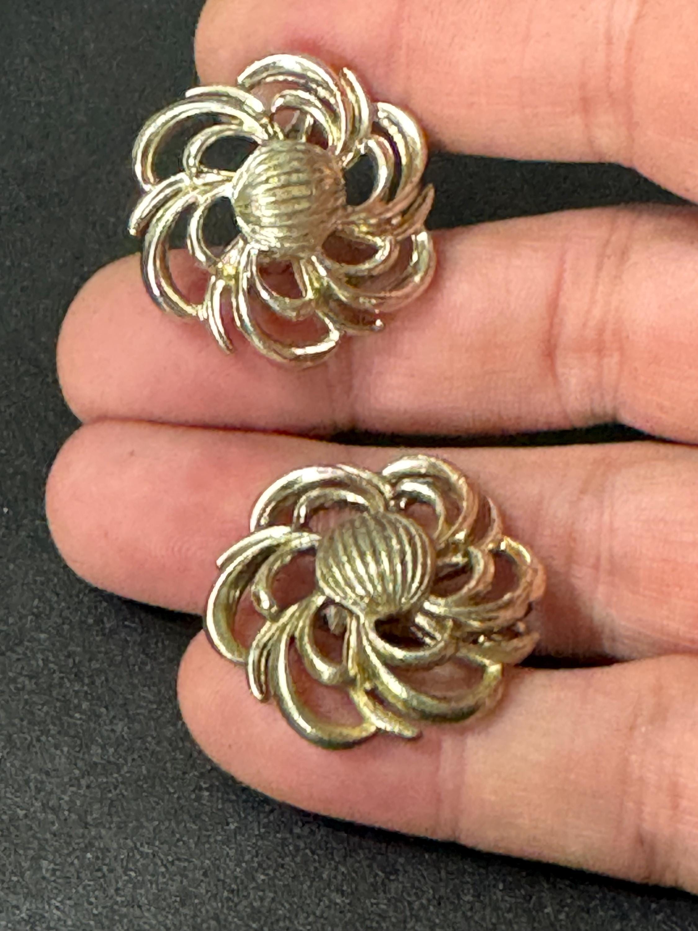 Signed coro Corocraft Vintage Gold tone floral Clip on earrings mid century