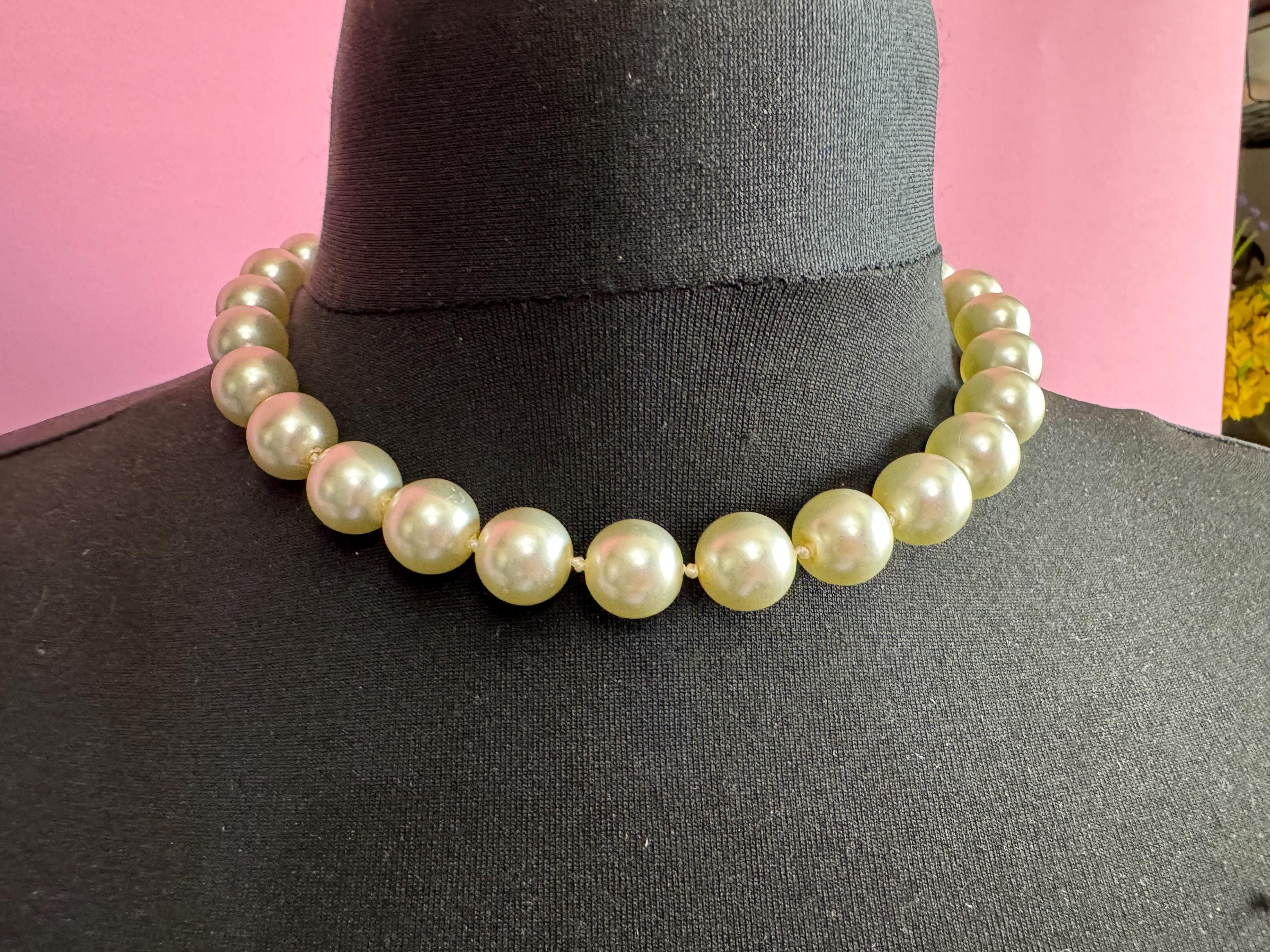 retro very chunky glass faux Pearl necklace 46cm